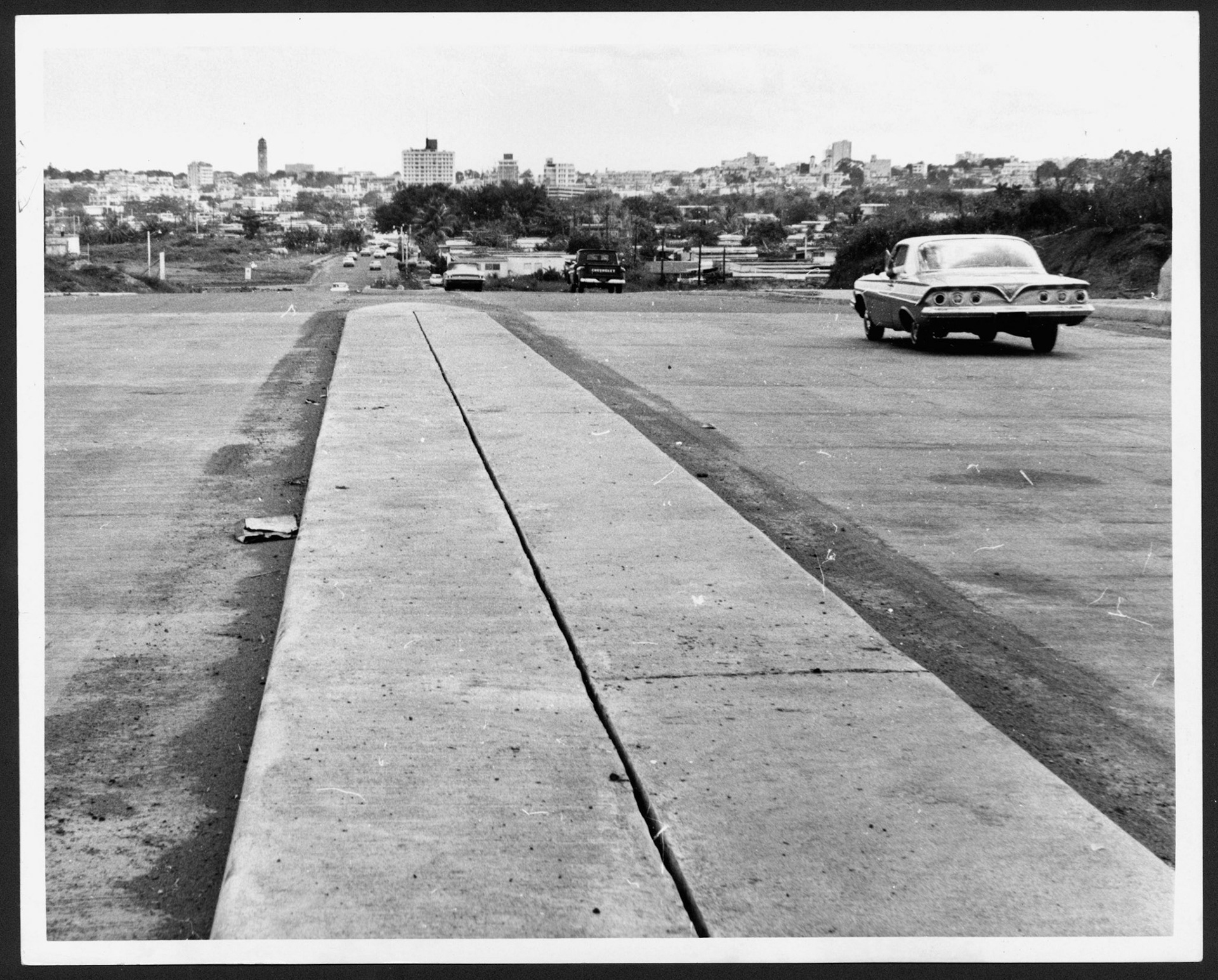 Automóvil transitando por la Avenida Américo Miranda en dirección hacia Río Piedras.Febrero 1967