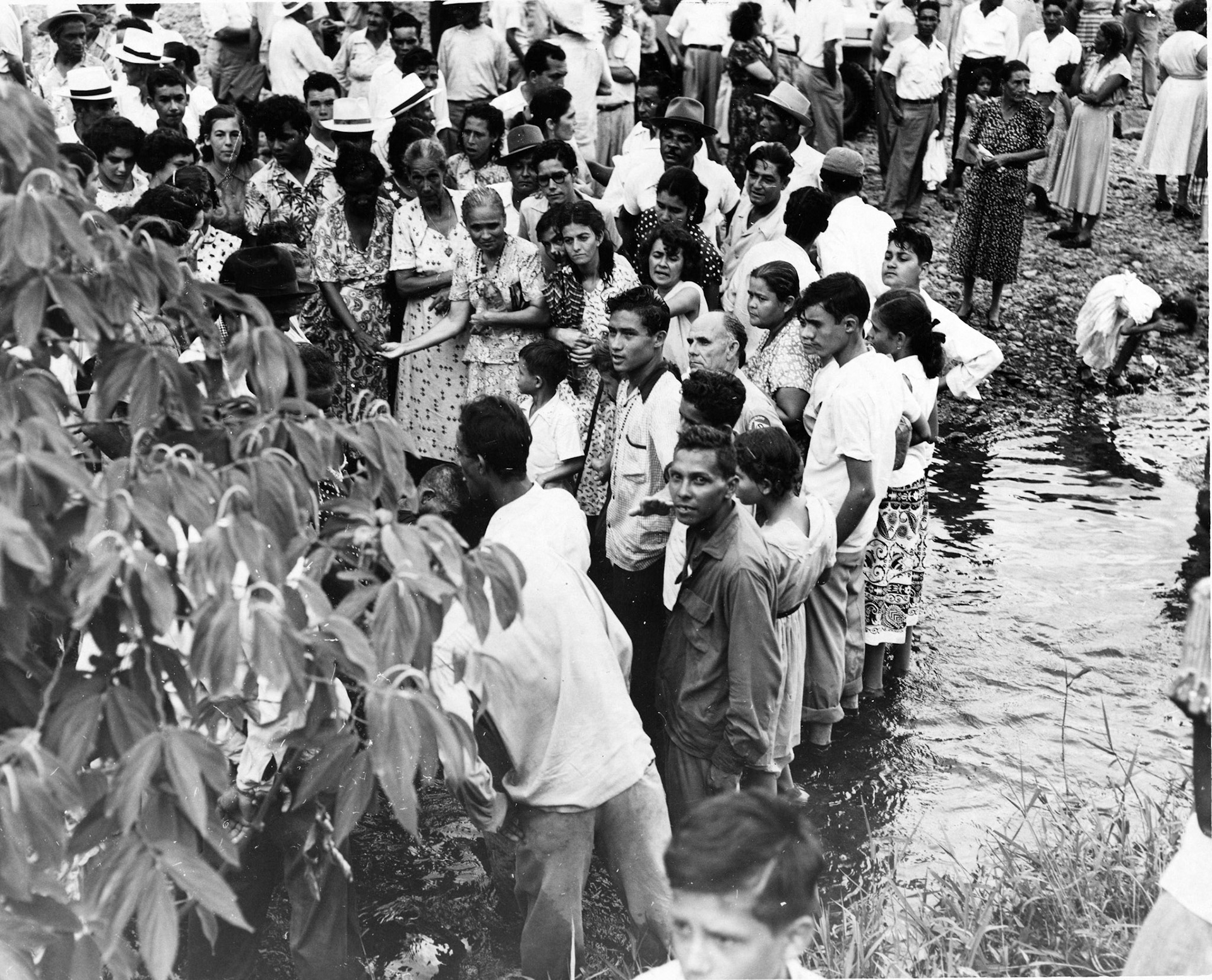 Juan A. Collado bautiza a la gente en el río.Barrio Rincón, Sabana Grande.Mayo 26, 1953