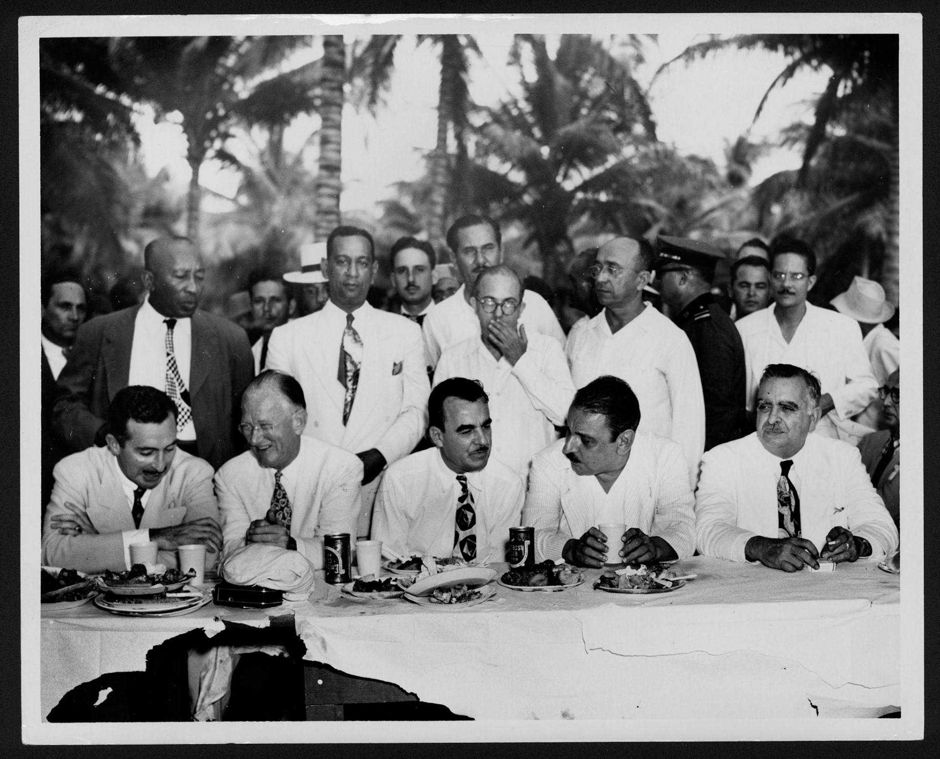 Luis Muñoz Marín y Jesús T. Piñero compartiendo en un banquete junto a legisladores de Estados Unidos.Luquillo.Noviembre 15, 1948