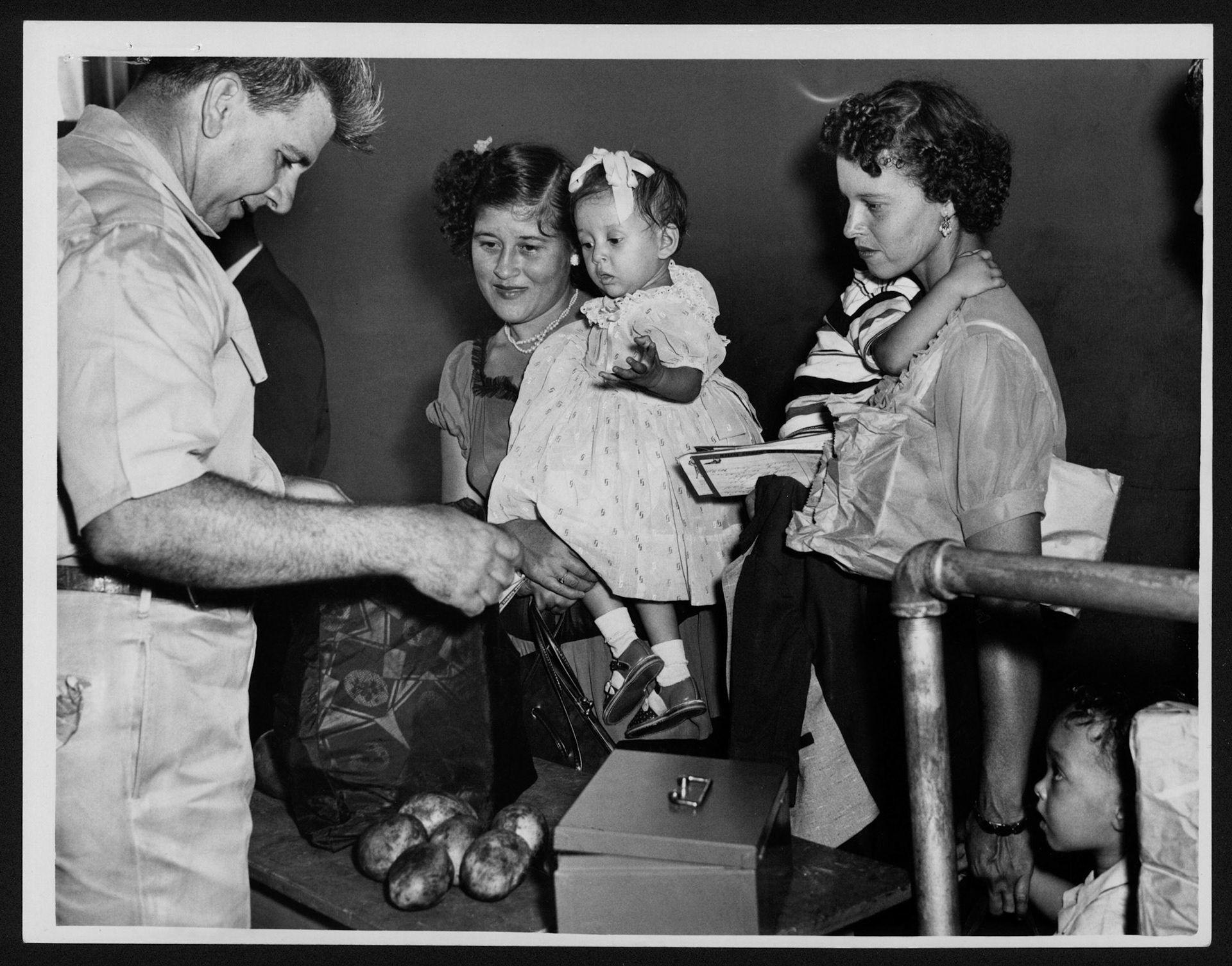 Escenas en el aeropuerto de Isla Grande; los inspectores de Aduana confiscaban a los pasajeros numerosos artículos  que no podían llevar a Estados Unidos.Agosto 18, 1953