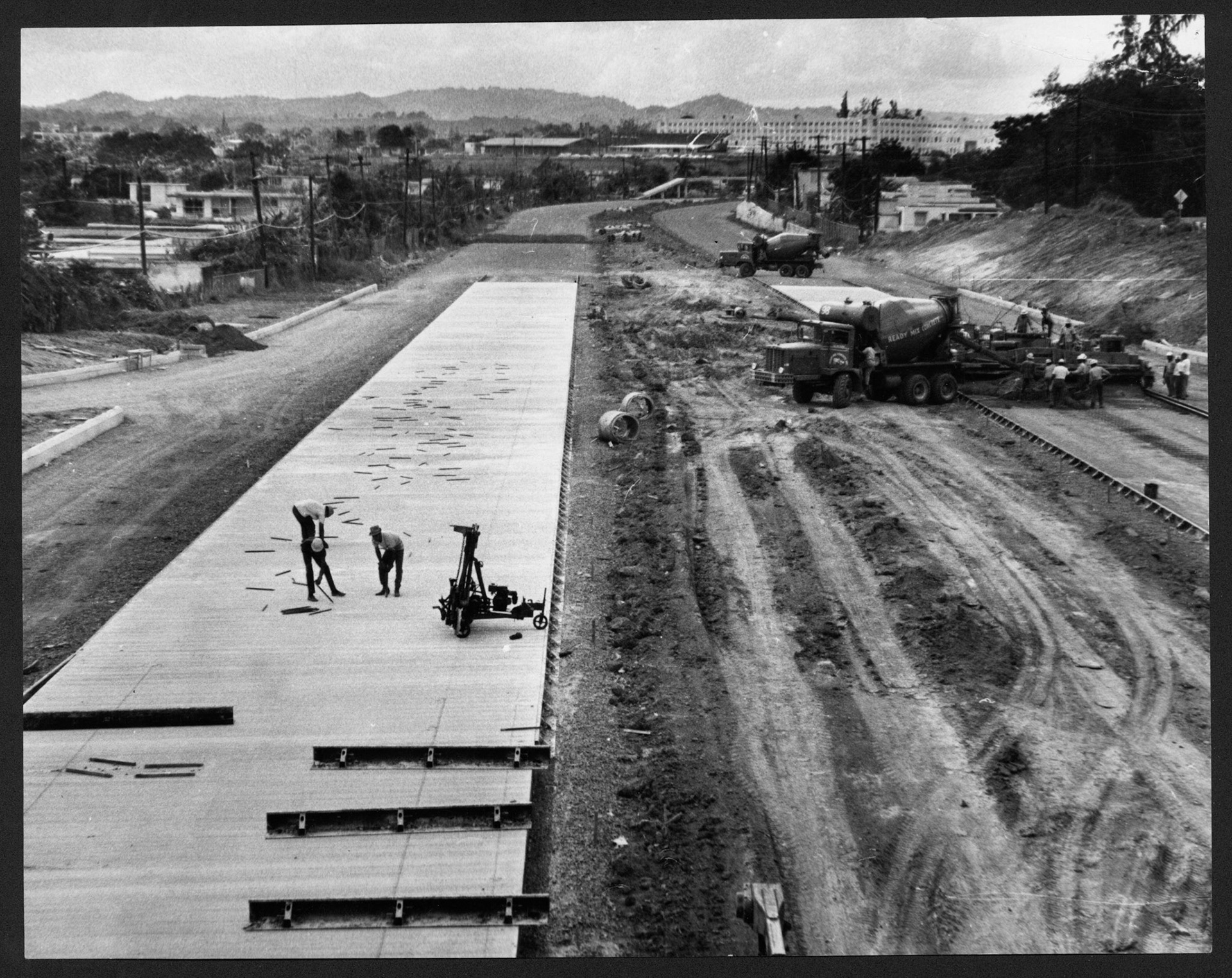 Vista de la construcción del Expreso Las Américas frente a la Penitenciaría Estatal.Marzo 3, 1967