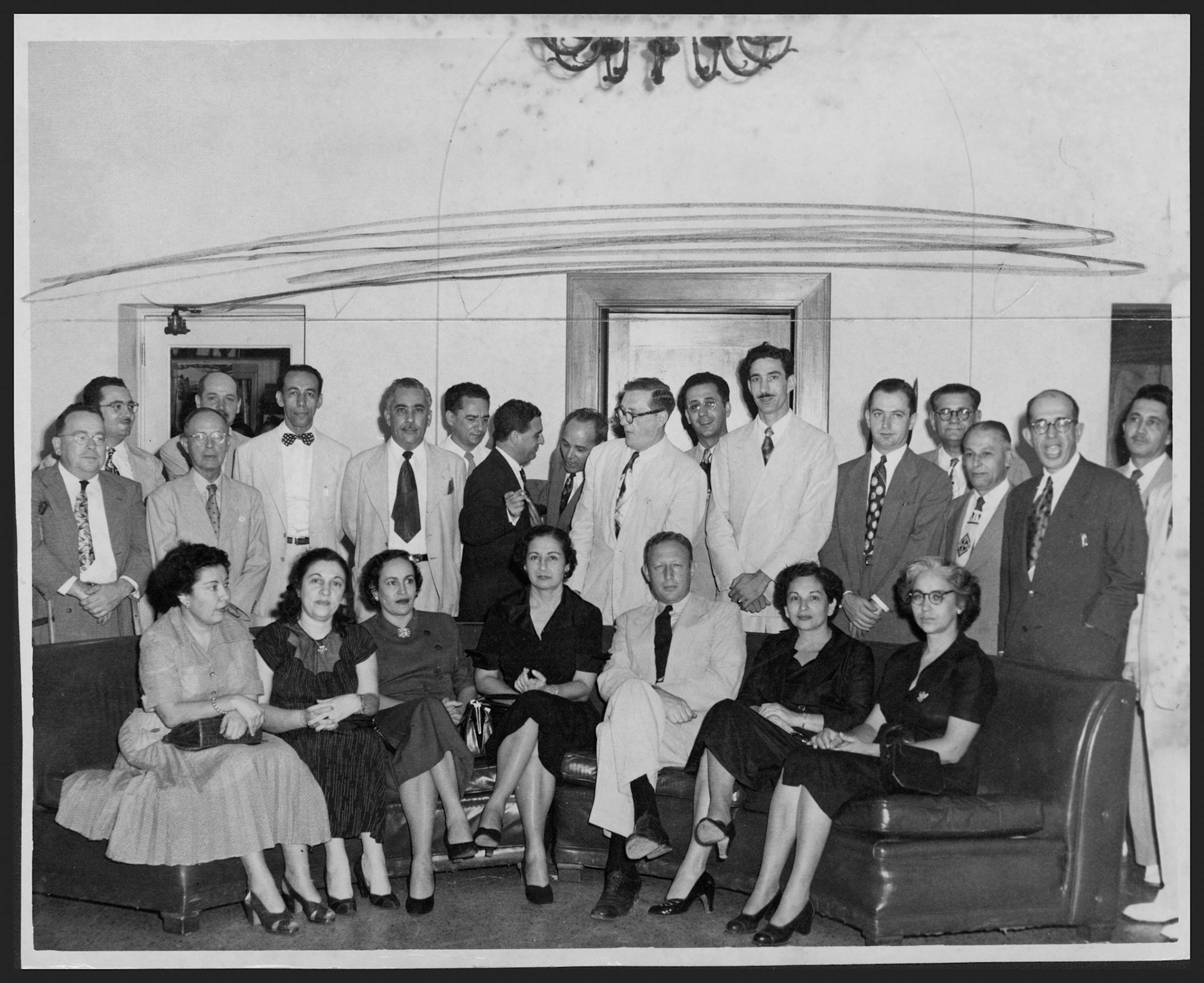 Paul M. Herzog durante su homenaje rodeado de funcionarios federales e insulares de agencias del Trabajo.Hotel Condado, San Juan.Marzo 26, 1952