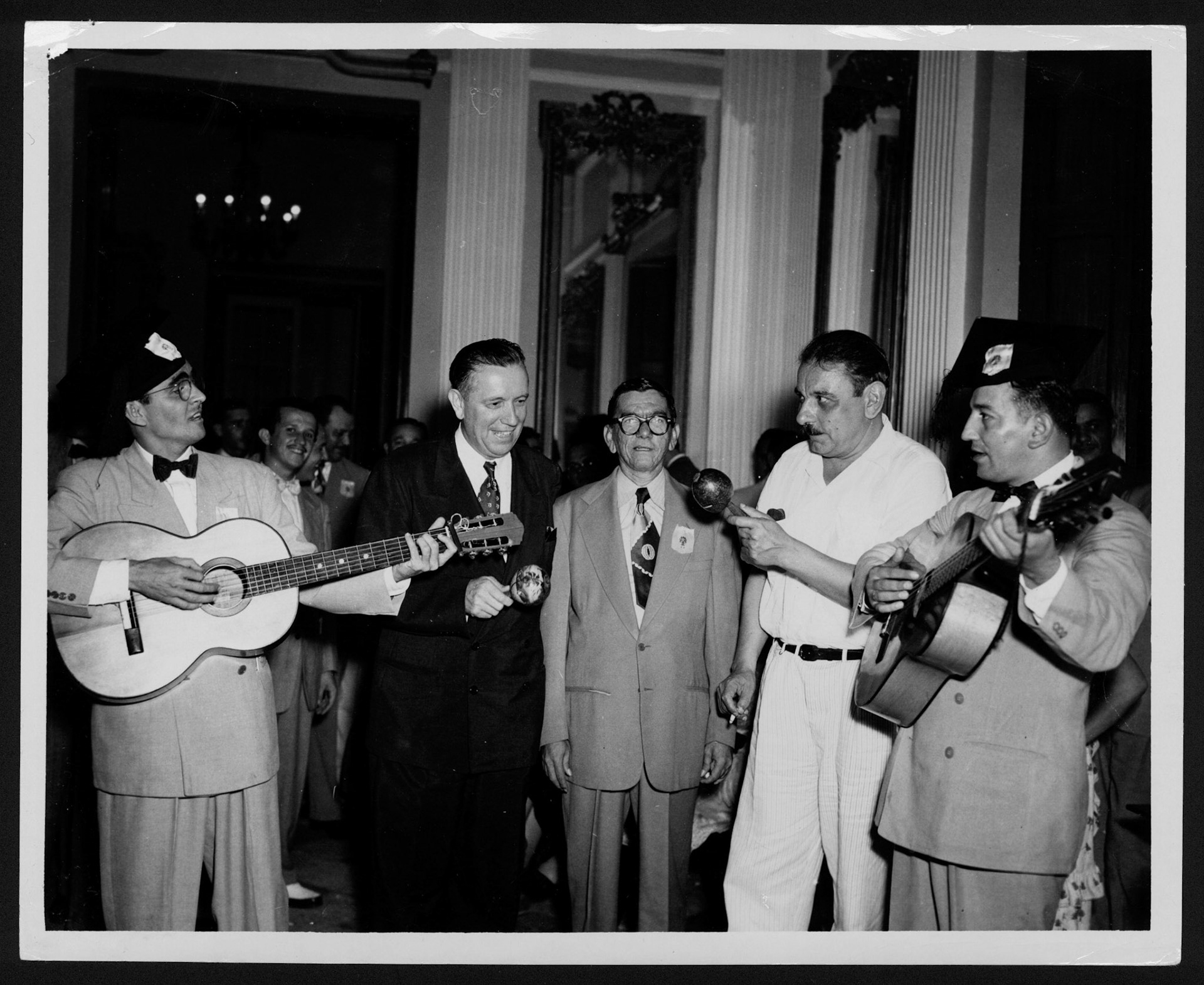 LUIS MUÑOZ MARÍN TOCANDO MARAC JUNTO AL GRUPO MUSICAL COFRADÍA DE ARTISTAS NÓMADAS DE SAN JUAN.LA FORTALEZA.ENERO 6, 1949
