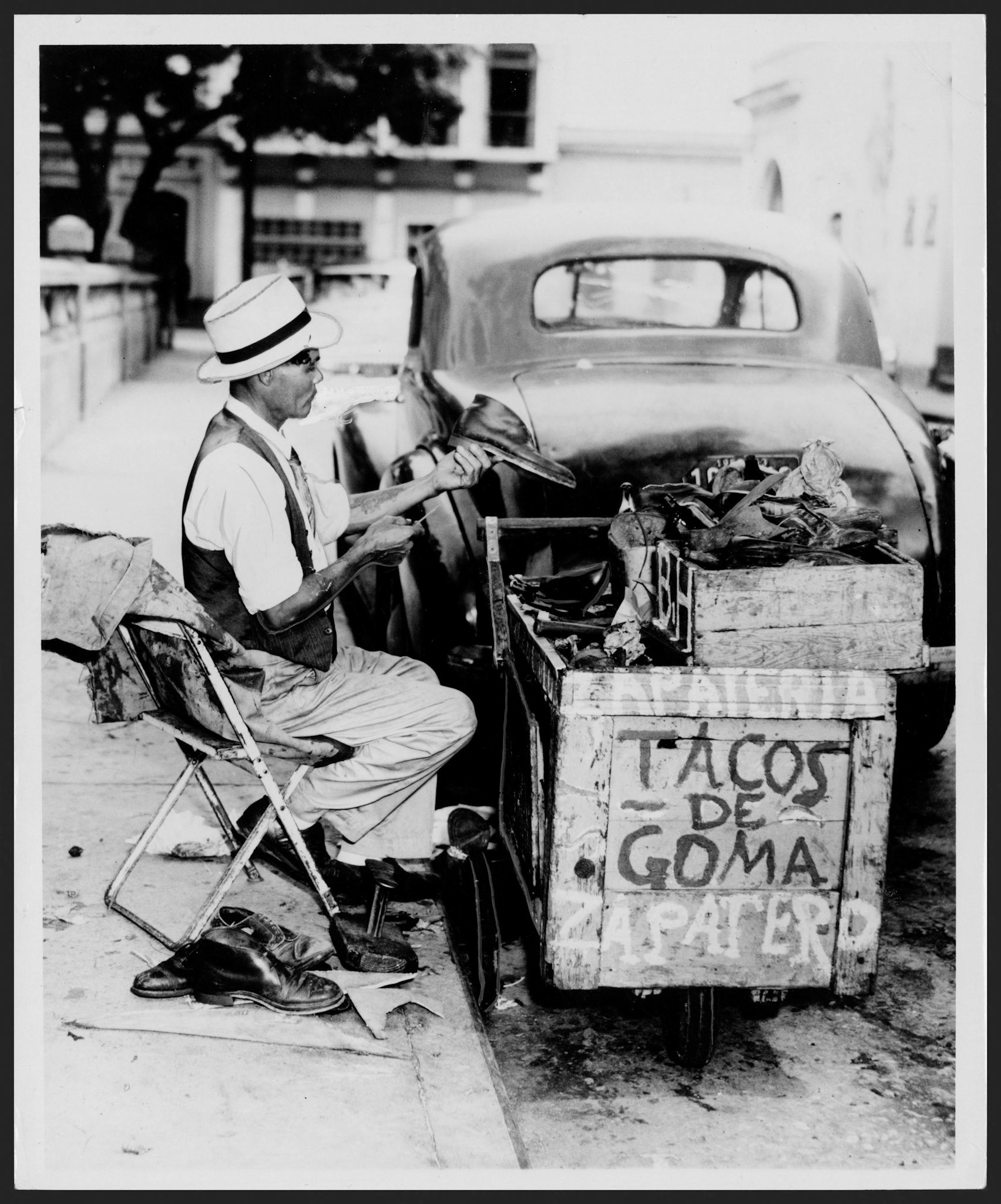 Ruperto Colón Rodríguez con su zapatería ambulante en el casco de San Juan.Junio 20, 1953