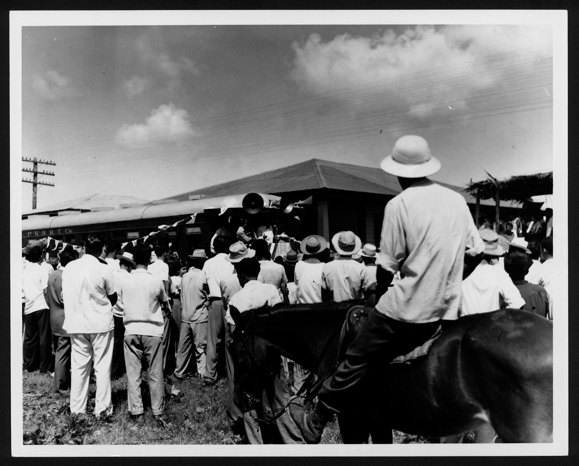 Muñoz Marín hablando a electores desde plataforma de vagón de tren en campaña de 1952.Octubre 22, 1952