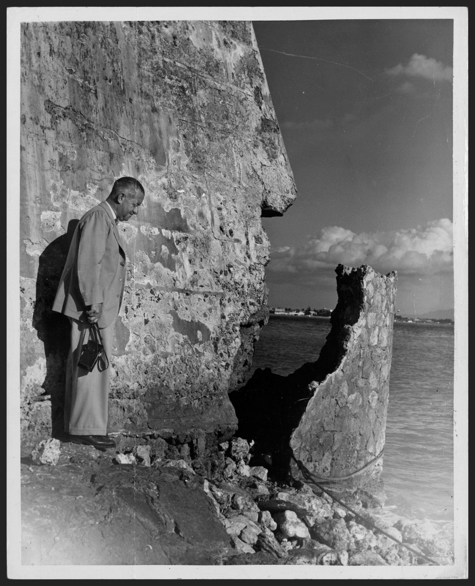 Mario J. Buschiazzo inspecciona gran brecha en la base del fortín del Cañuelo.Enero 26, 1955