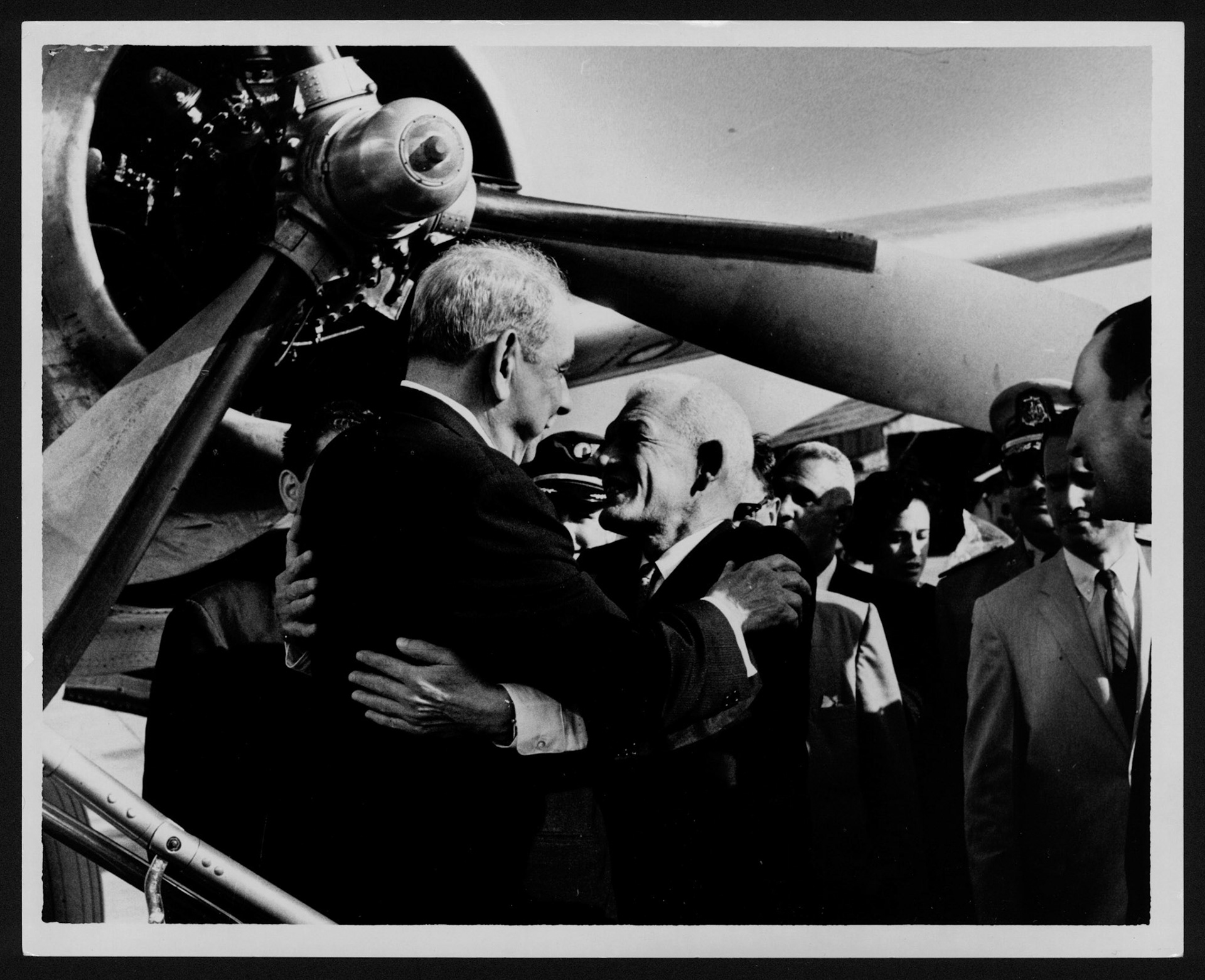 JUAN BOSCH RECIBIENDO A LUIS MUÑOZ MARÍN A SU LLEGADA A LA REPÚBLICA DOMINICANA.SANTO DOMING.JUNIO 13, 1963