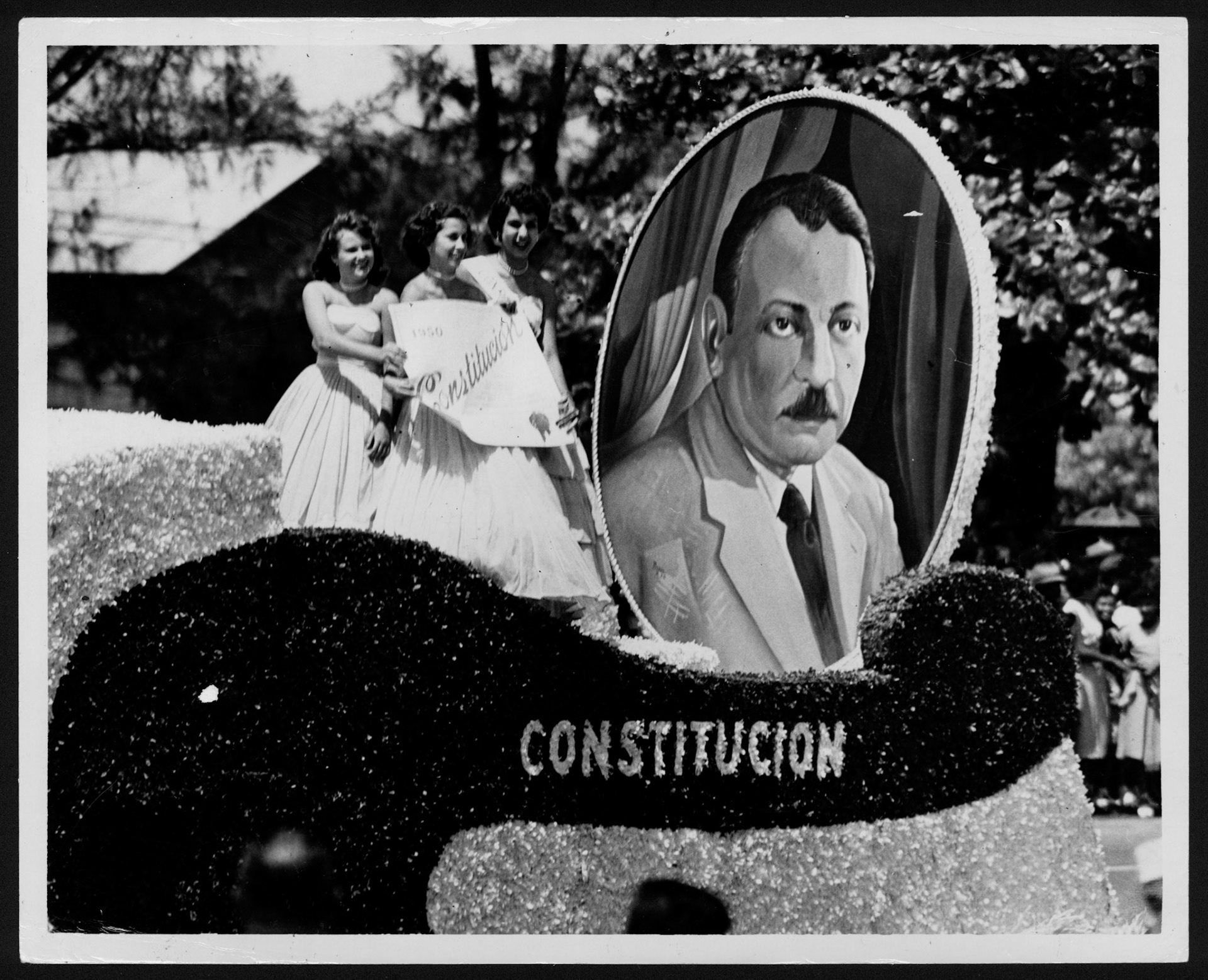 CARROZA EN EL DESFILE DEL PRIMER ANIVERSARIO DEL ESTADO LIBRE ASOCIADO.JULIO 25, 1953