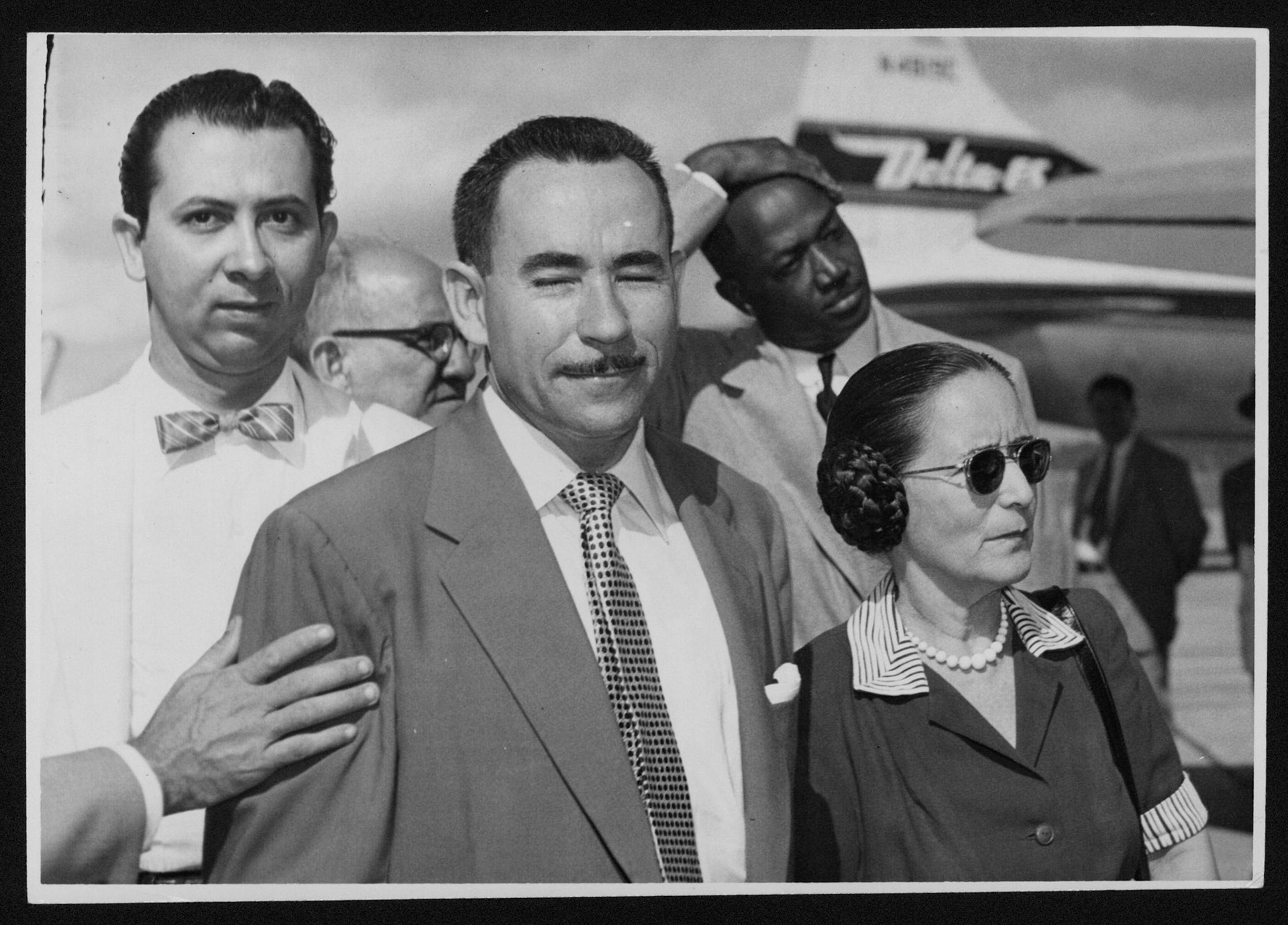 Francisco José Cardona, Marco A. Rigau y María Bigles en aeropuerto.Enero 9, 1955