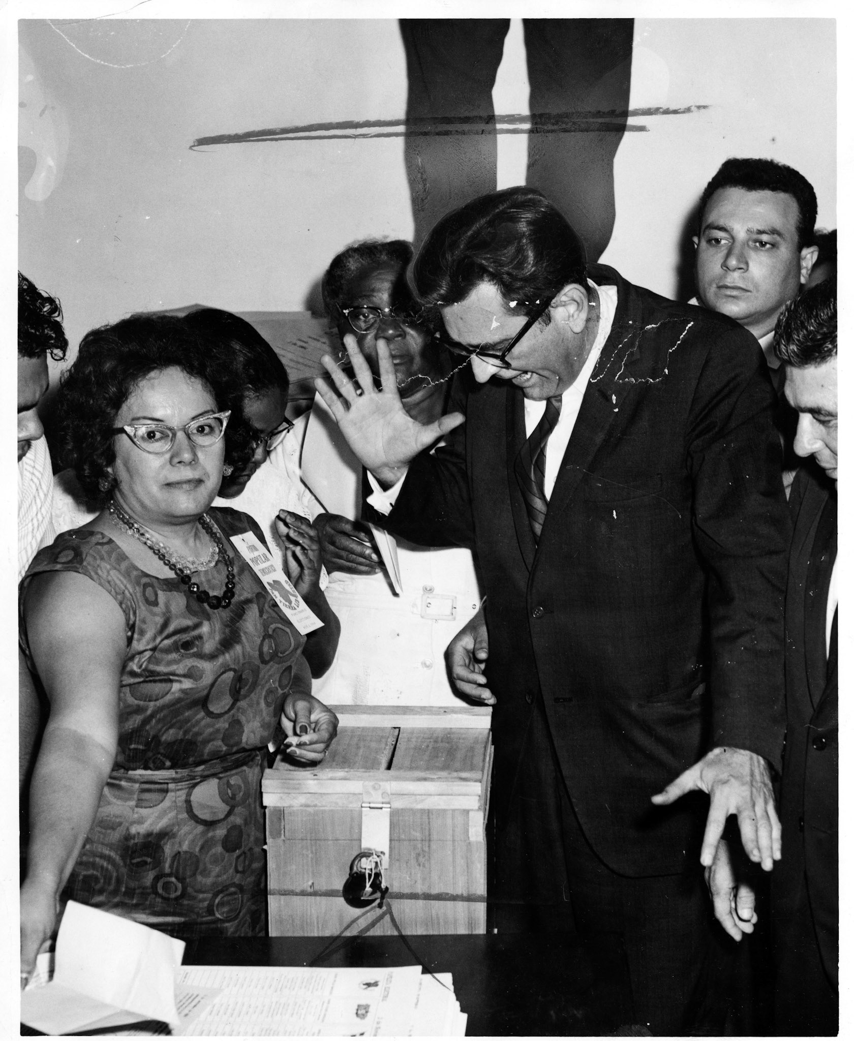 Roberto Sánchez Vilella mientras votaba ayer en la escuela República de Perú en Santurce.Noviembre 4, 1964