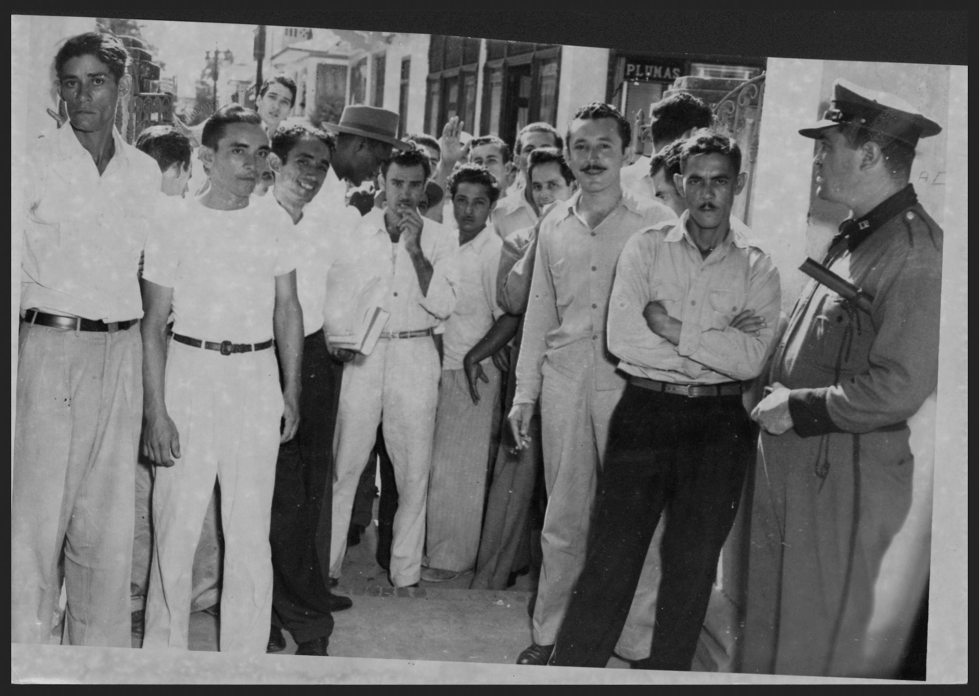 Grupo de jóvenes haciendo turno para inscribirse en el Servicio Selectivo en escuela Hawthorne de Río PiedrasAgosto 31, 1948