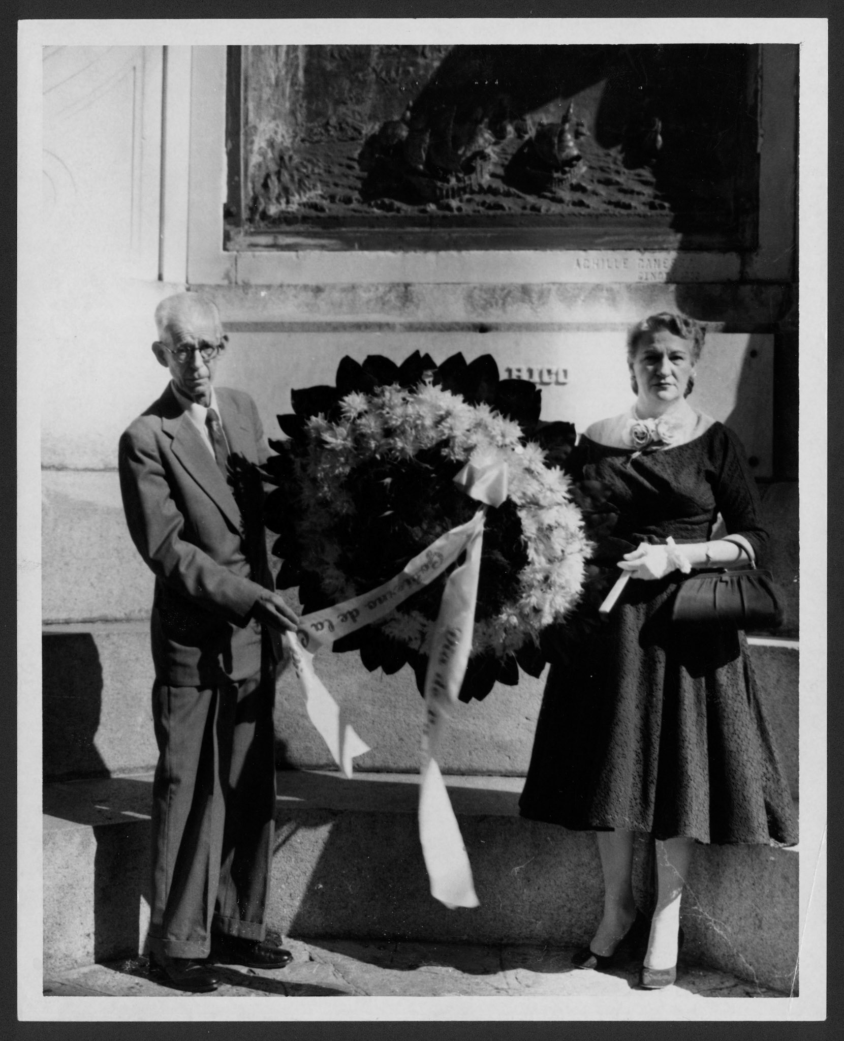 Rafael W. Ramírez y la alcaldesa interina Josefina Rincón depositando una ofrenda floral frente a la estatua de Colón en San Juan.Octubre 13, 1955
