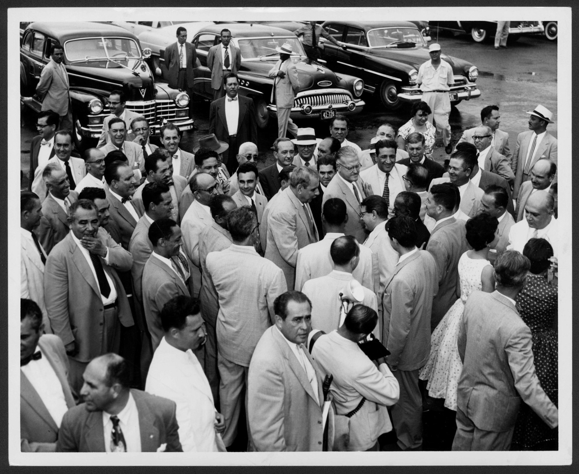 Legisladores, miembros Gabinete y funcionarios recibiendo al gobernador Muñoz Marín a su regreso de Los Angeles.Septiembre 30, 1954