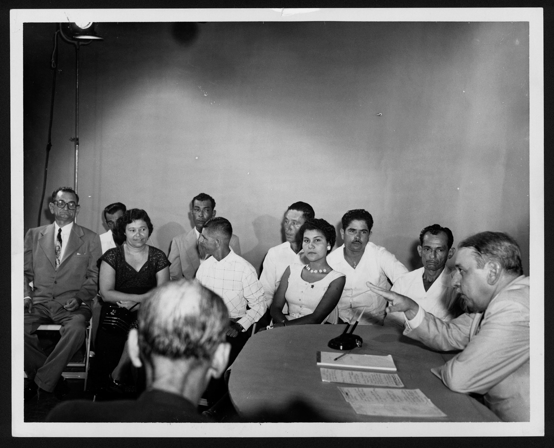 GOBERNADOR LUIS MUÑOZ MARÍN RESPONDIENDO A AGRICULTORES Y OBREROS DE ARECIBO Y UTUADO QUE LO ENTREVISTARON.OCTUBRE 22, 1955