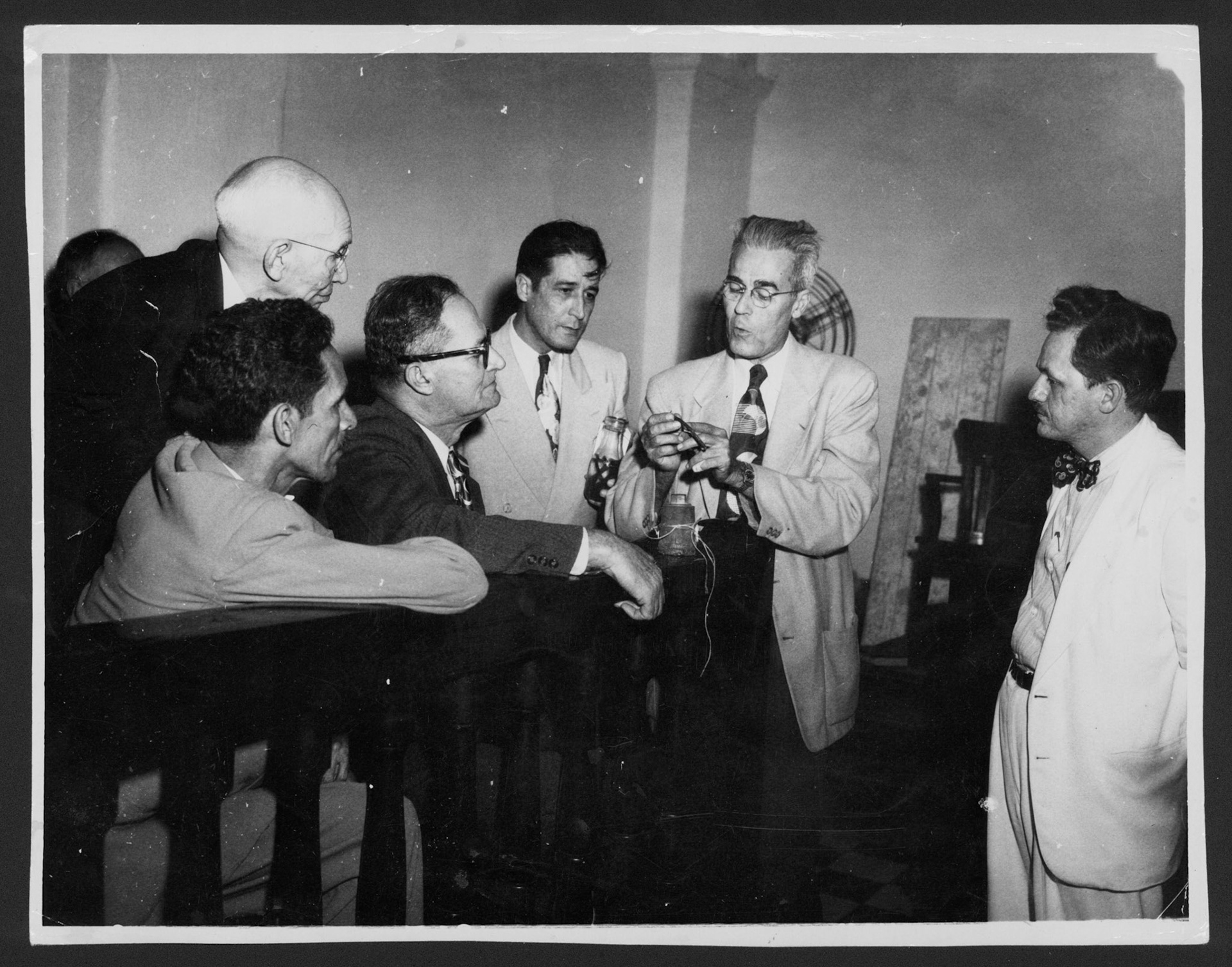 Angel M. Pesquera, químico de la Policía Insular,  ilustra al jurado el funcionamiento de las bombas presentadas como evidencia en el juicio contra Albizu Campos y los nacionalistas.Febrero 12, 1951