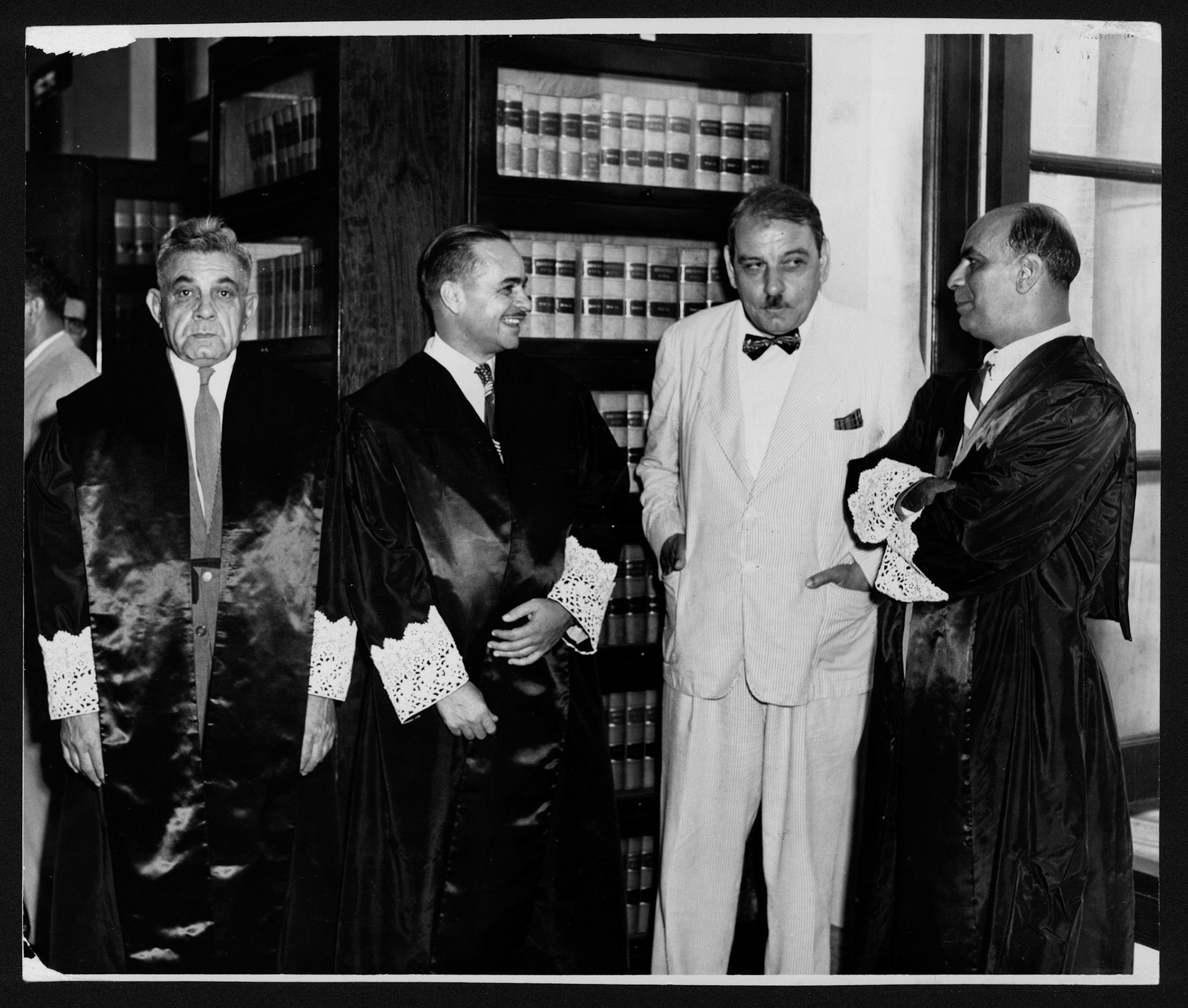LUIS MUÑOZ MARÍN FELICITANDO A LOS NUVOS JUECES DEL TRIBUNAL SUPREMO.AGOSTO 27, 1952