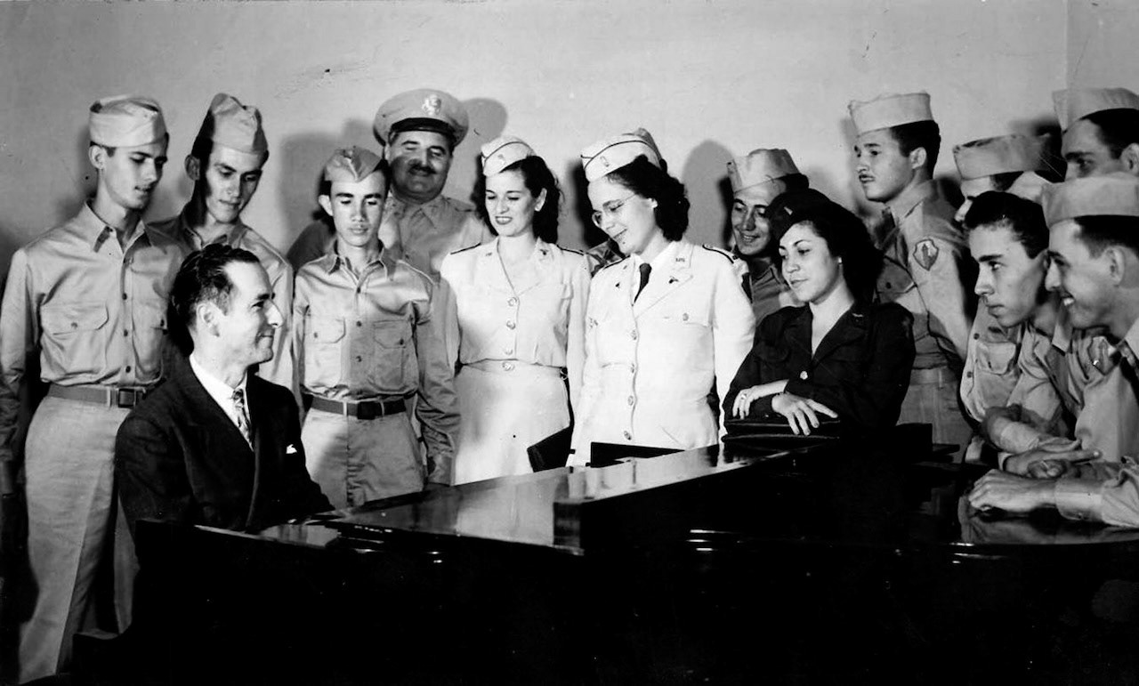 PIANISTA JESÚS MARÍA SANROMÁ TOCANDO A LAS TROPAS EN EL CAMPAMENTO O'REILLY.SEPTIEMBRE 27, 1945