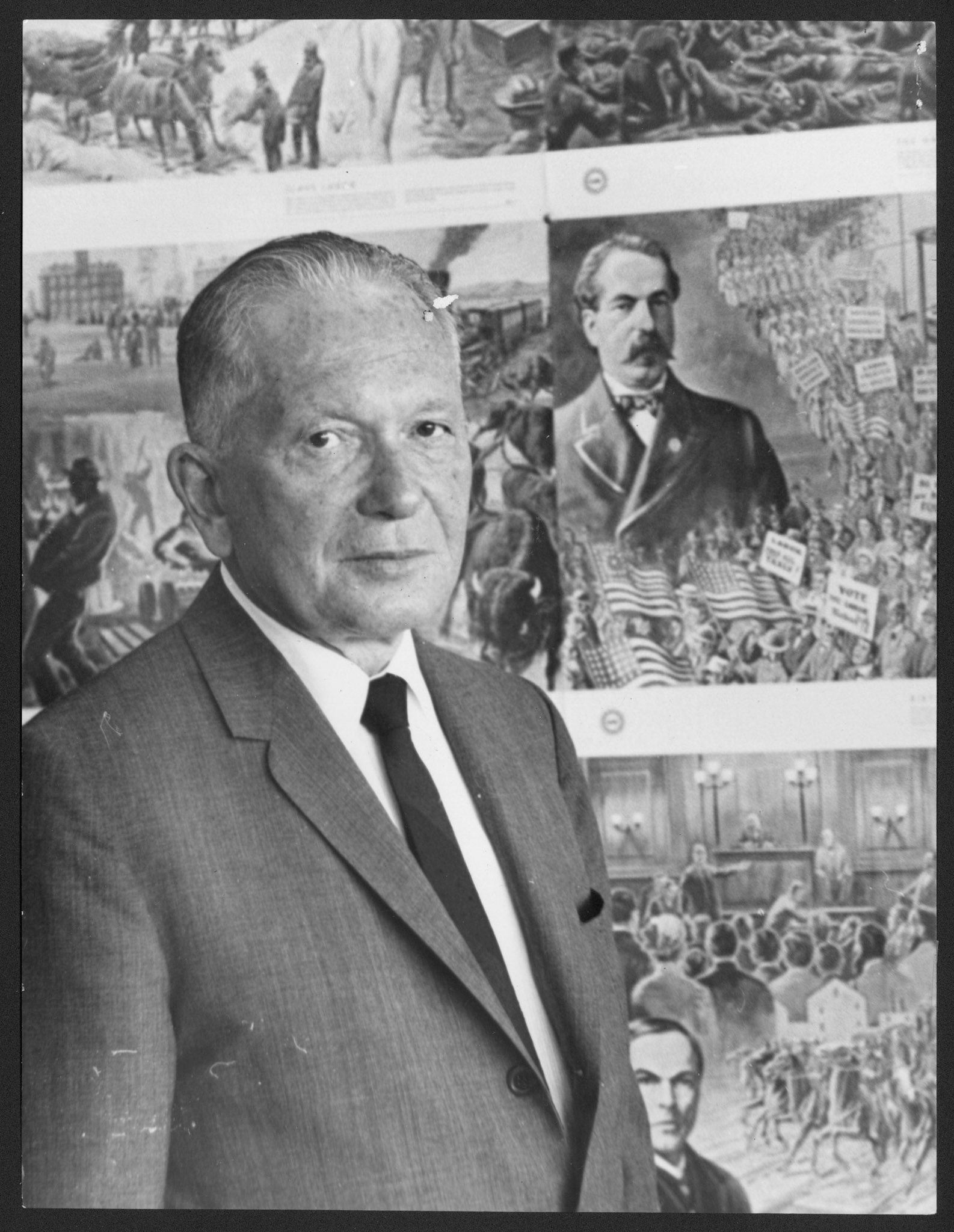 Louis Stulberg posando frente a un mural.Marzo 21, 1967