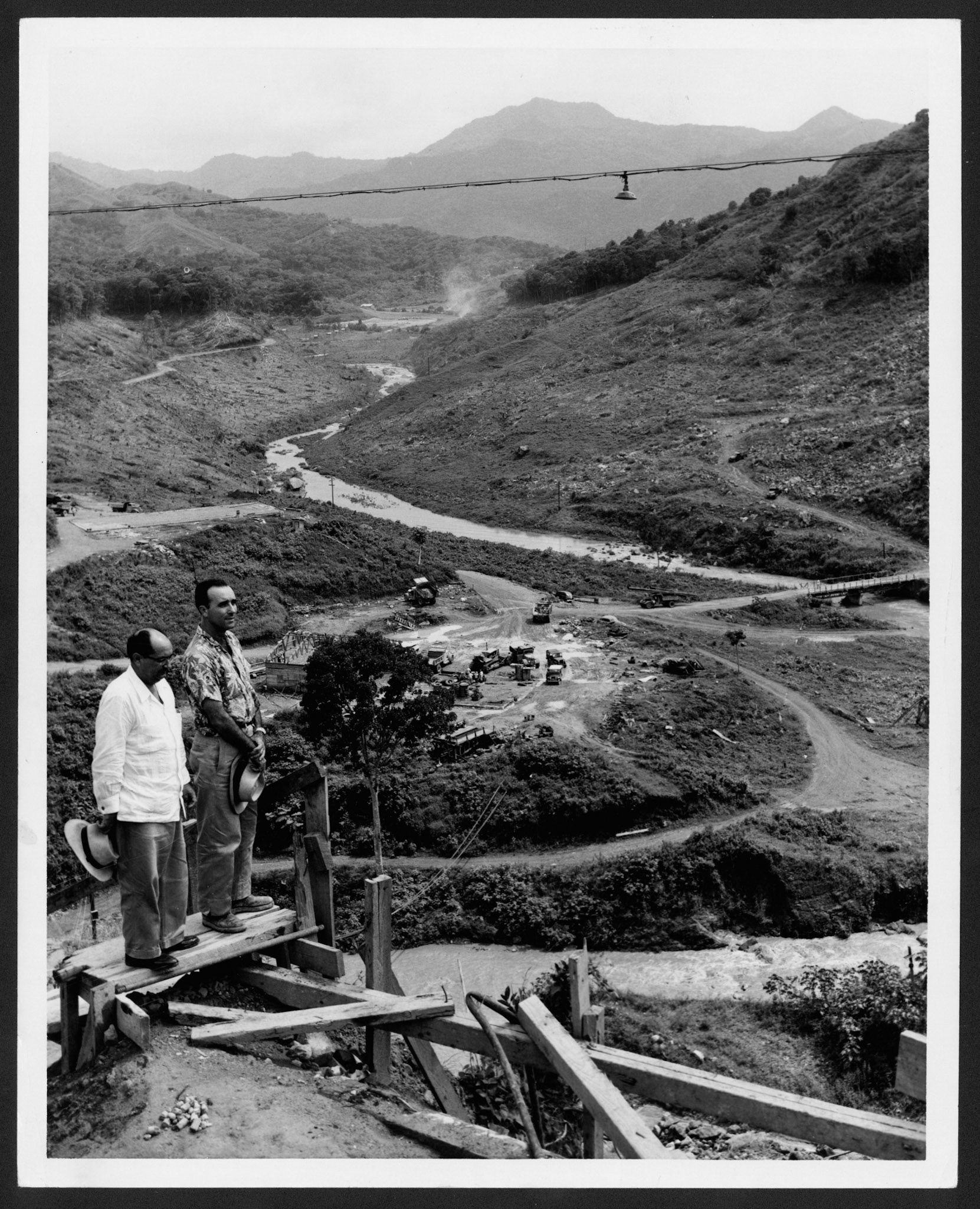 Javier Cuevas y José F. Fremaint de la Autoridad de Acueductos y Alcantarillados observando la cuenca del río Guayo.Septiembre 14, 1955