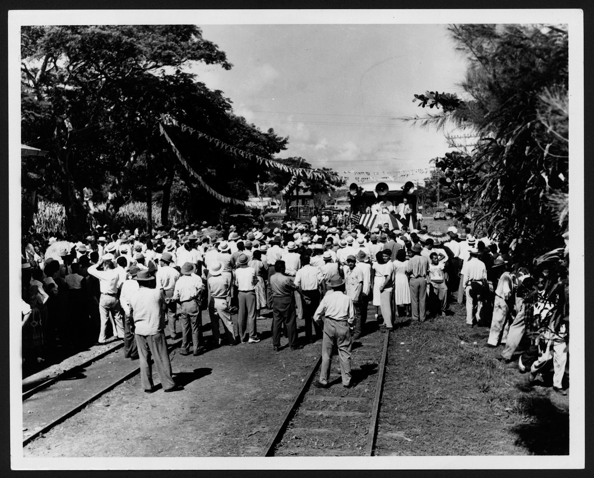 Luis Muñoz Marín desde un ferrocarril dirigiéndose a los electores de Toa Baja.Octubre 10, 1952