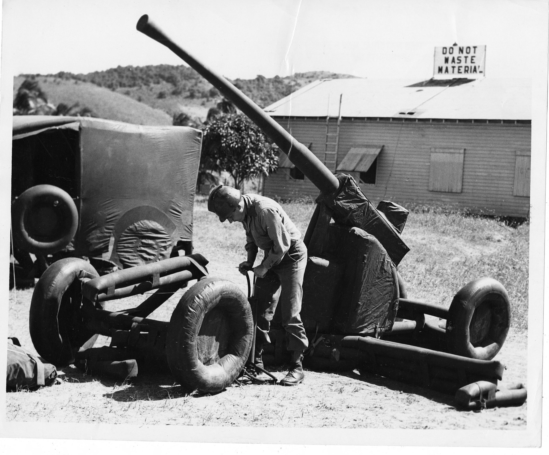 Soldado demostrando como inflar artillería de goma.Vieques.Enero 27, 1949