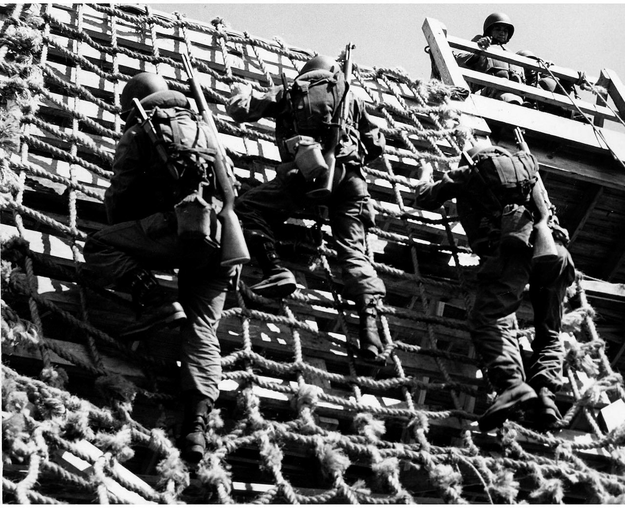 Infantes de Marina durante maniobras de desembarco en Vieques.Enero 27, 1949