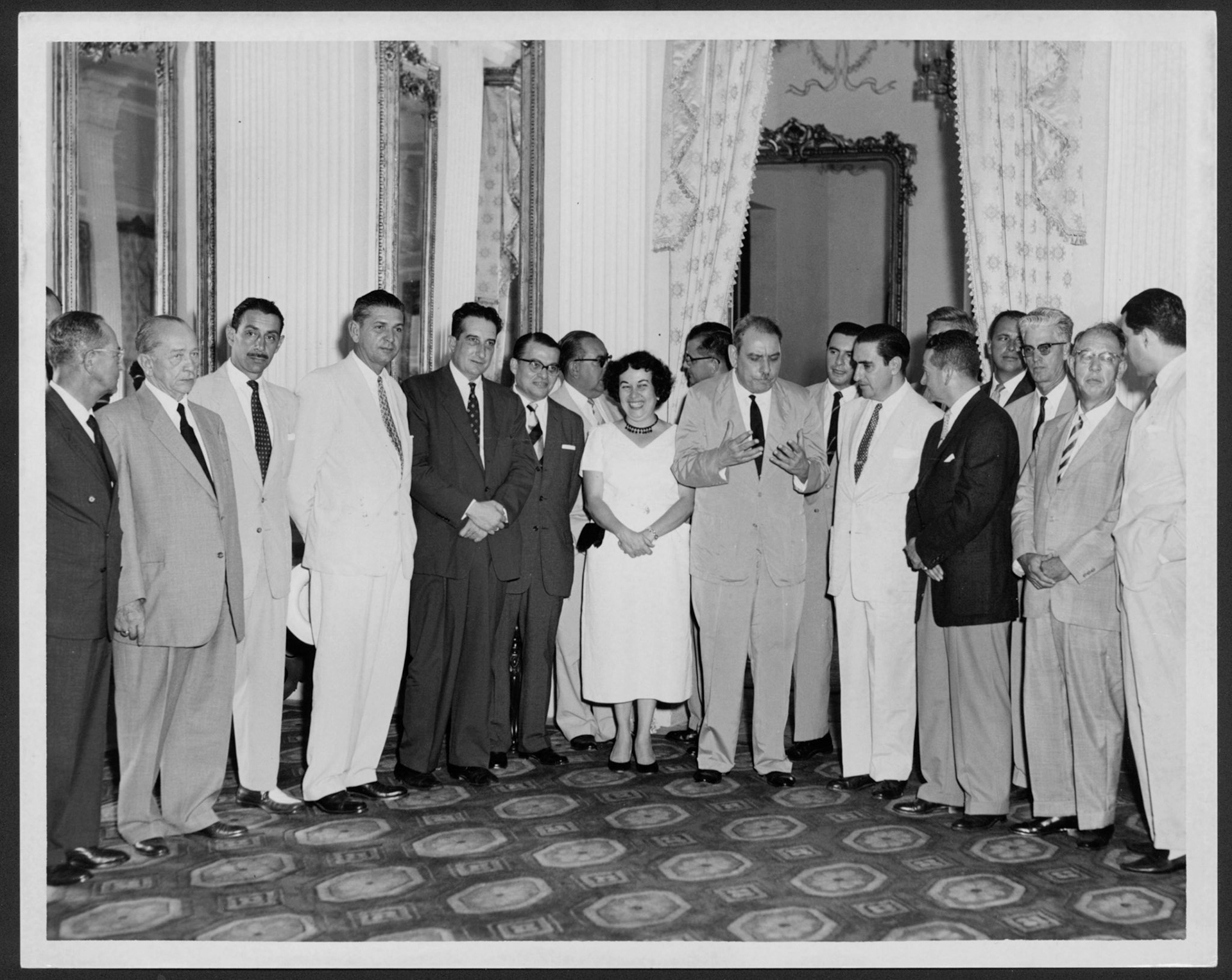 Gobernador Muñoz Marín y Doña Inés con delegación colombiana en el Salón de los Espejos de La Fortaleza.1957