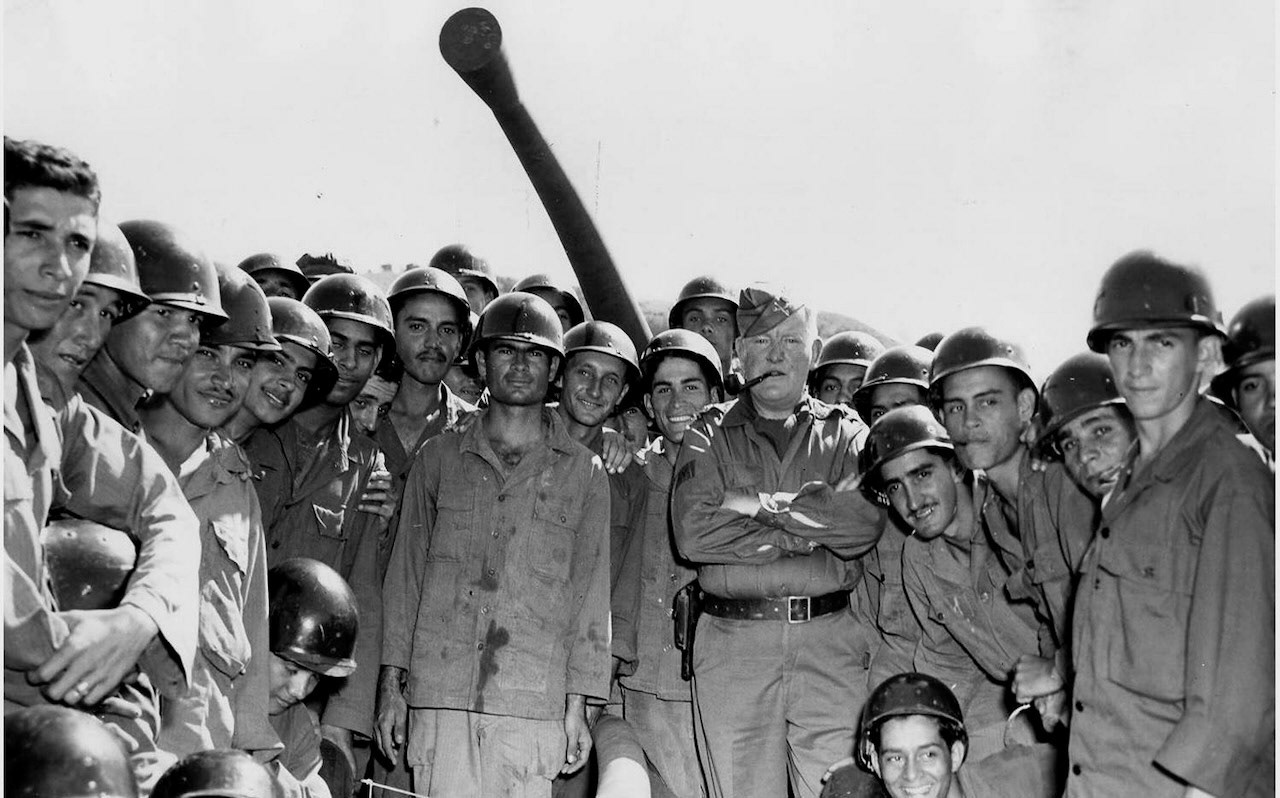 Soldados del 65 de Infantería posando con el coronel C.C. Sloane.Enero 27, 1949