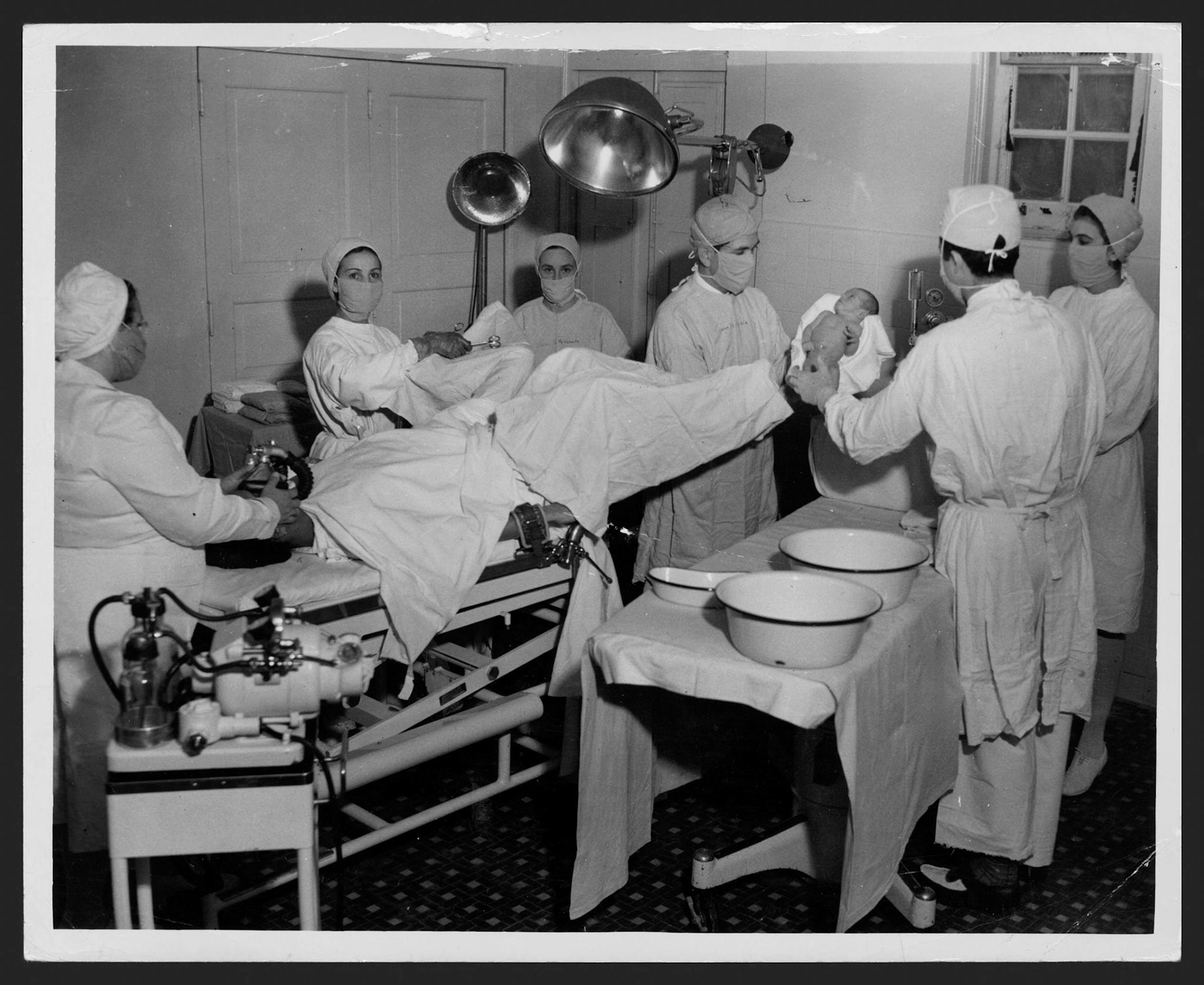 Doctor examina a bebé recién nacido en la Sala de Maternidad del Hospital de Distrito de Bayamón.Agosto 22, 1948