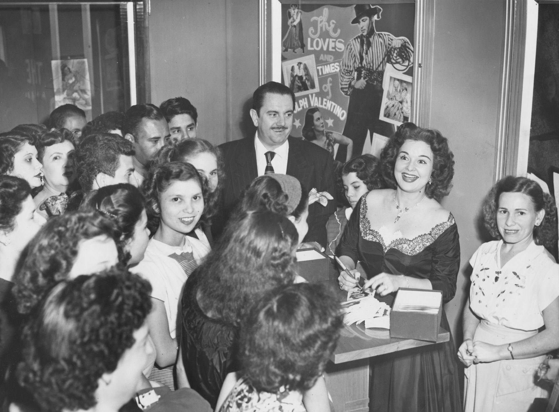 Mapy cortés firma su foto a los admiradores.