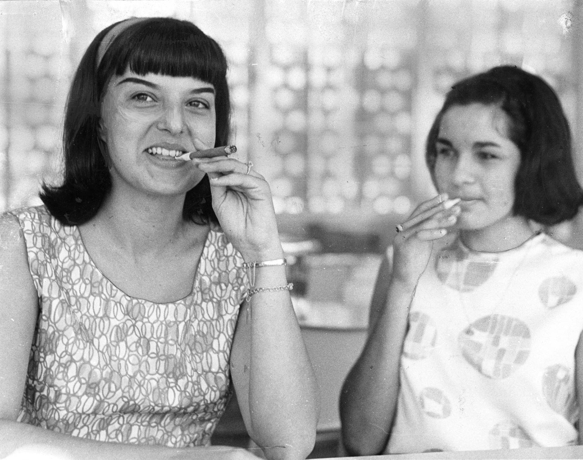General Cigar de Utuado: empleadas demuestran como fumar tiparillos.Septiembre 13, 1965