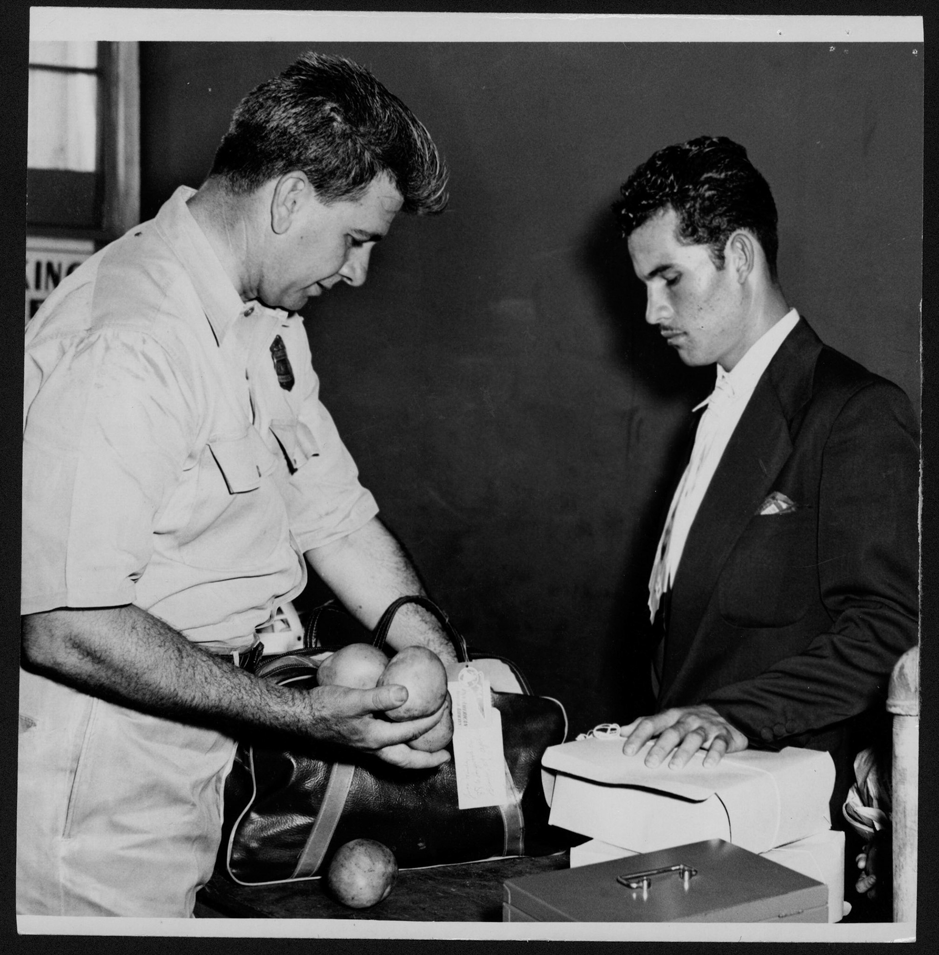 Escenas en el aeropuerto de Isla Grande; los inspectores de Aduana confiscaban a los pasajeros numerosos artículos  que no podían llevar a Estados Unidos.Agosto 18, 1953