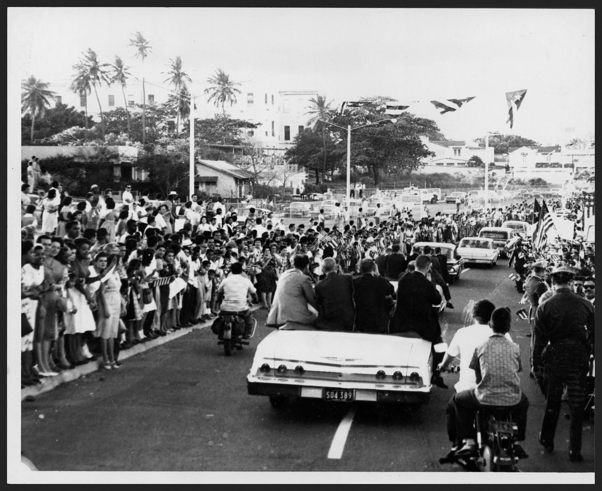 Millares aclaman a Kennedy a su llegada a P.R.Diciembre 16, 1961