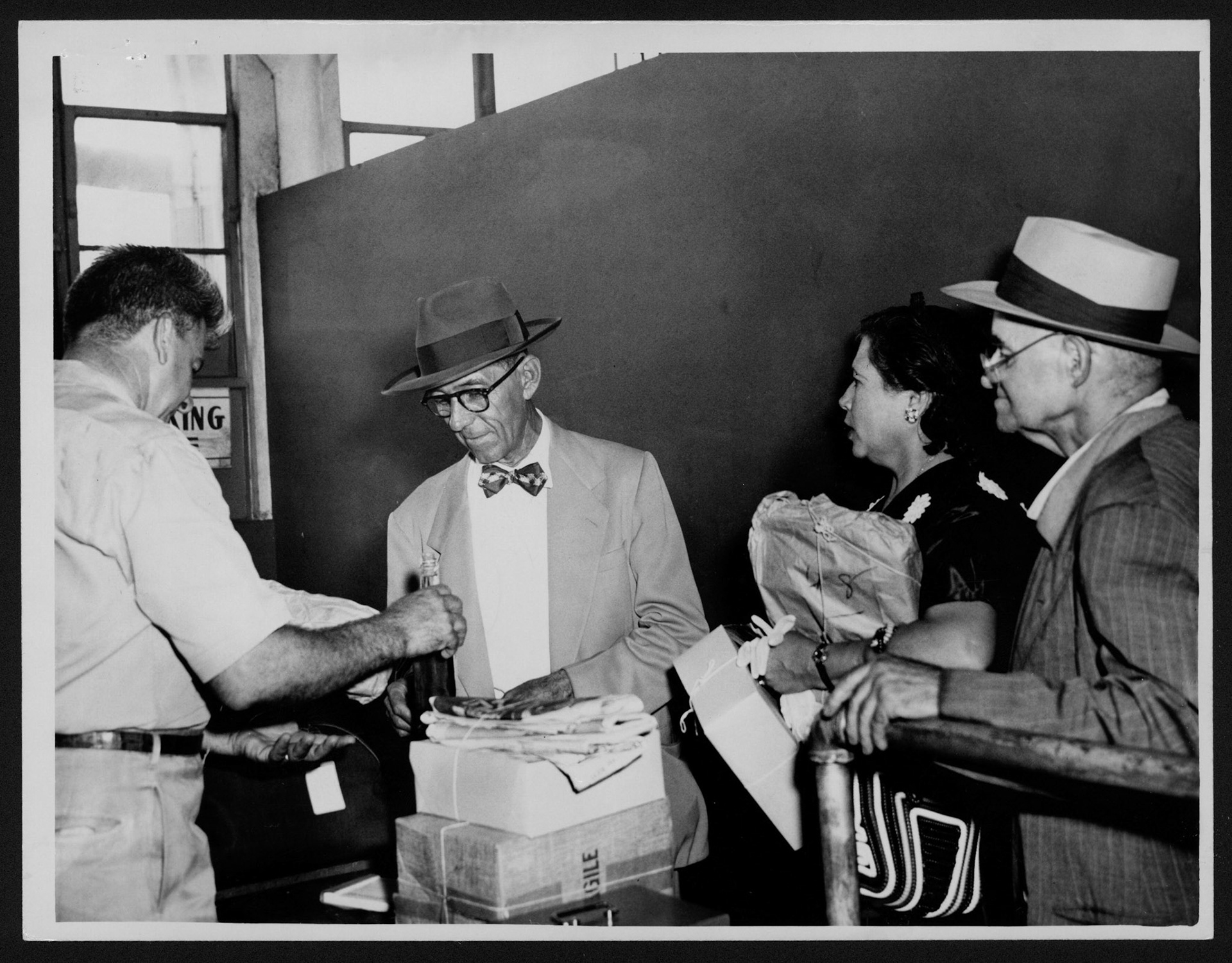 Escenas en el aeropuerto de Isla Grande; los inspectores de Aduana confiscaban a los pasajeros numerosos artículos  que no podían llevar a Estados Unidos.Agosto 18, 1953