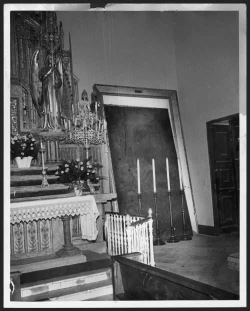 Bajan, para restauración, lienzos de Oller en iglesia San José.Mayo 15, 1964