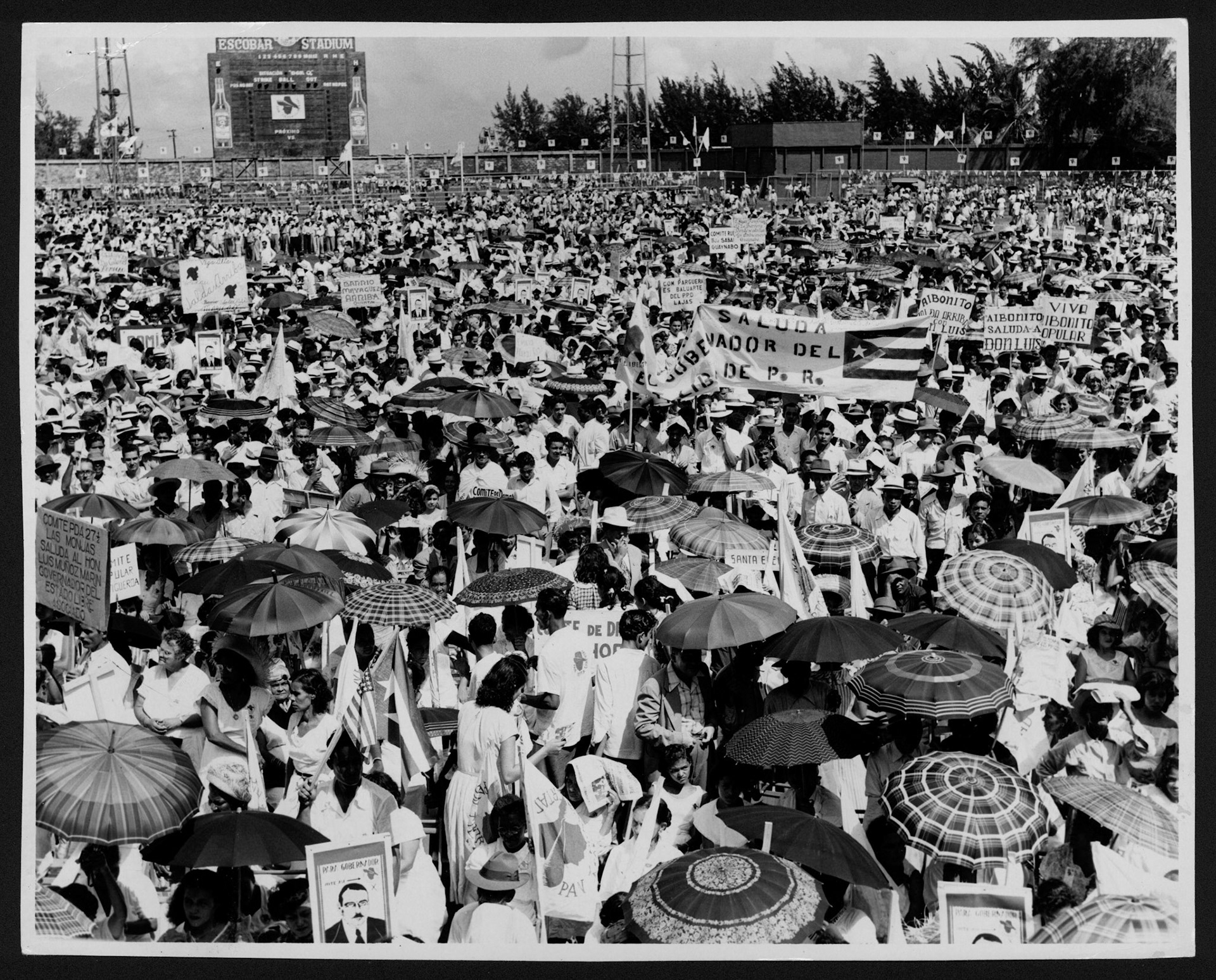 Multitud reunida en el Parque Sixto Escobar participando en la asamblea del Partido Popular Democrático.Agosto 25, 1952