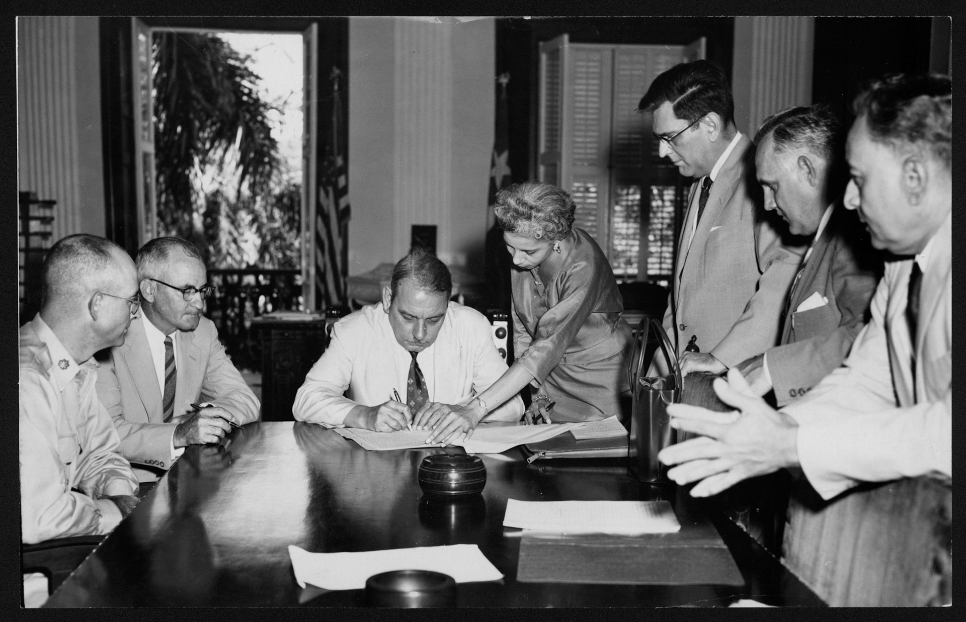 Gobernador Muñoz Marín firmando documento para traspaso de terrenos federales al Estado Libre Asociado.La Fortaleza.1957