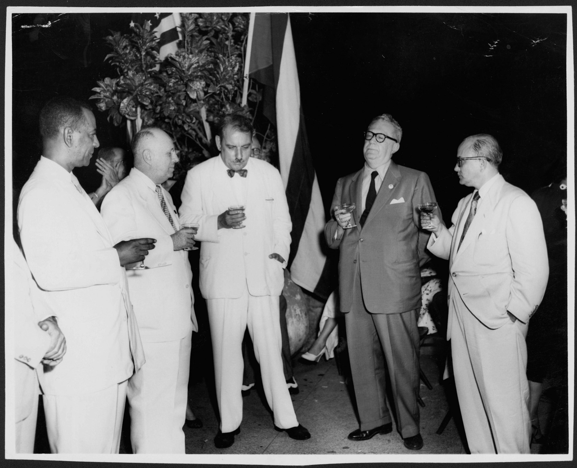 Líderes gubernamentales y embajador de Ecuador brindando en Fortaleza por la constitución del ELA en su aniversario.La Fortaleza.Julio 25, 1953