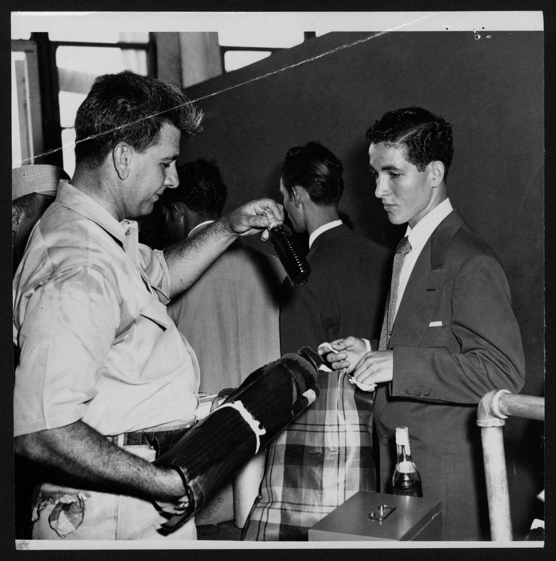 Escenas en el aeropuerto de Isla Grande; los inspectores de Aduana confiscaban a los pasajeros numerosos artículos  que no podían llevar a Estados Unidos.Agosto 18, 1953