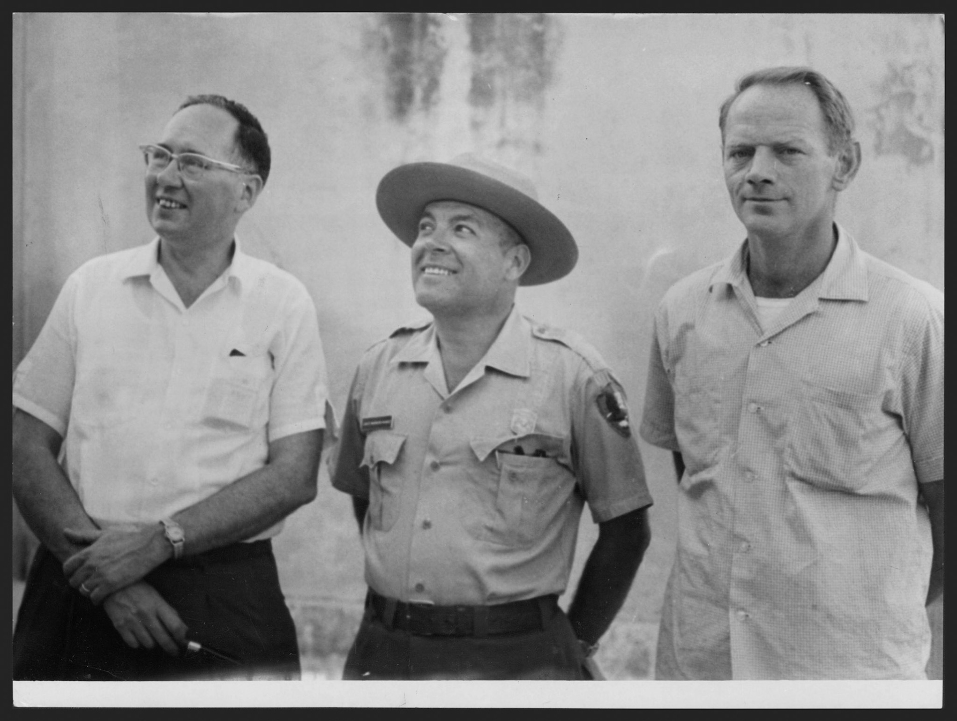 Arquitecto Donald Nutt y Frederic K. Gjessing acompañados por el director de Parques Nacionales Julio Marrero.Marzo 22, 1963
