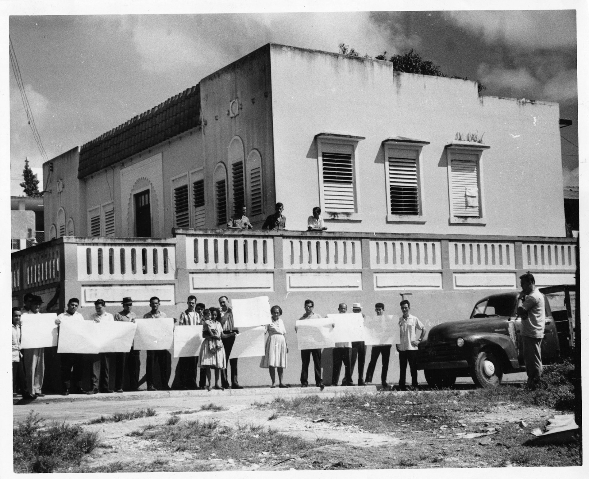 Partidarios del Partido Estadista Republicano protestan frente al Hospital de Morovis.Octubre 1964