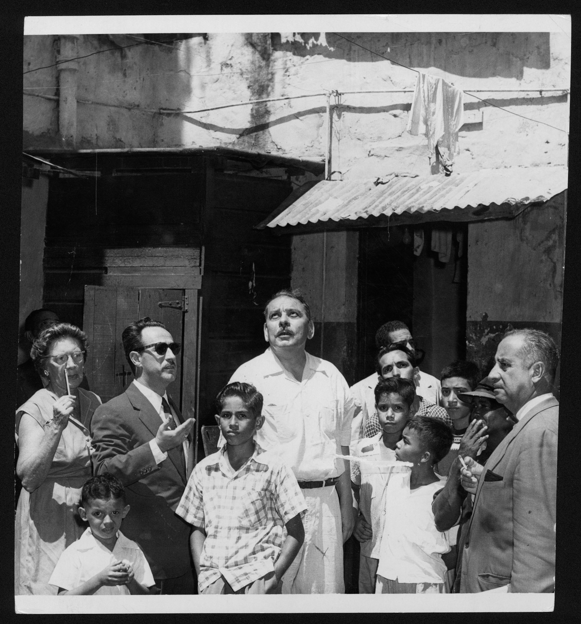 LUIS MUÑOZ MARÍN CON MIEMBROS DE LA JUNTA DE PLANIFICACIÓN EXAMINANDO SECTORES DEL VIEJO SAN JUAN.AGOSTO 1, 1954