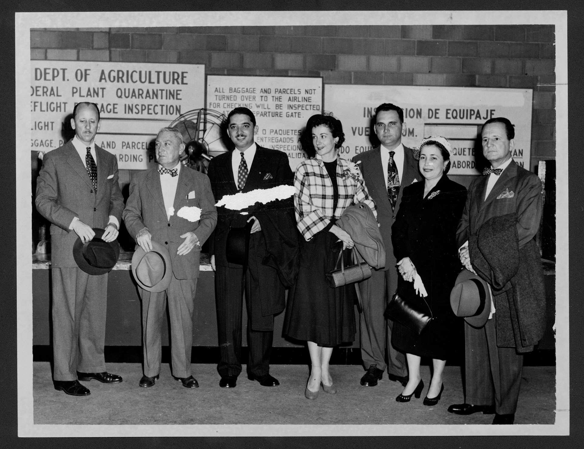 [Richard Durham, Frank Antonsanti, José A. Benítez, Zoraida Ramírez de Durham, Jorge Tristani, hijo; Martha Riera y Eulogio Riera, delegados demócratas puertorriqueños.Marzo 27, 1952