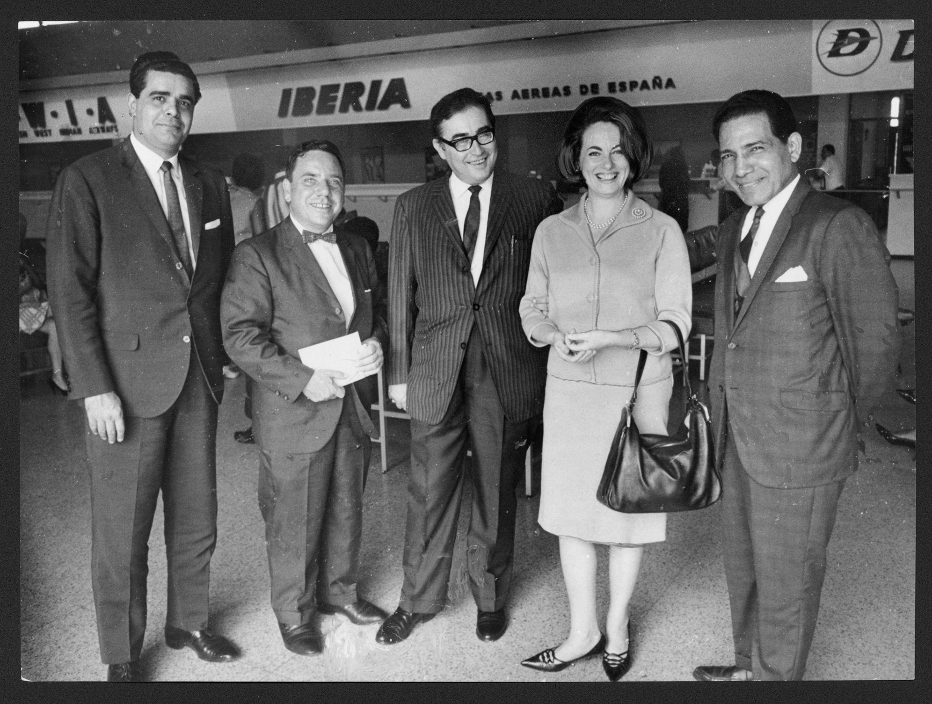 "Puerto Rico está representado en el Festival Internacional de Música que se celebra en Caracas, por una delegación enviada por el Instituto de Cultura Puertorriqueña, la cual integran (de izquierda a derecha) el pianista Elías López Sobá, el cellista Adolfo Odnopossoff, el compositor Héctor Campos Parsi, la señora Berta Huberman, y el violinista José Figueroa.""; Información: El Mundo, 13/may./1966..