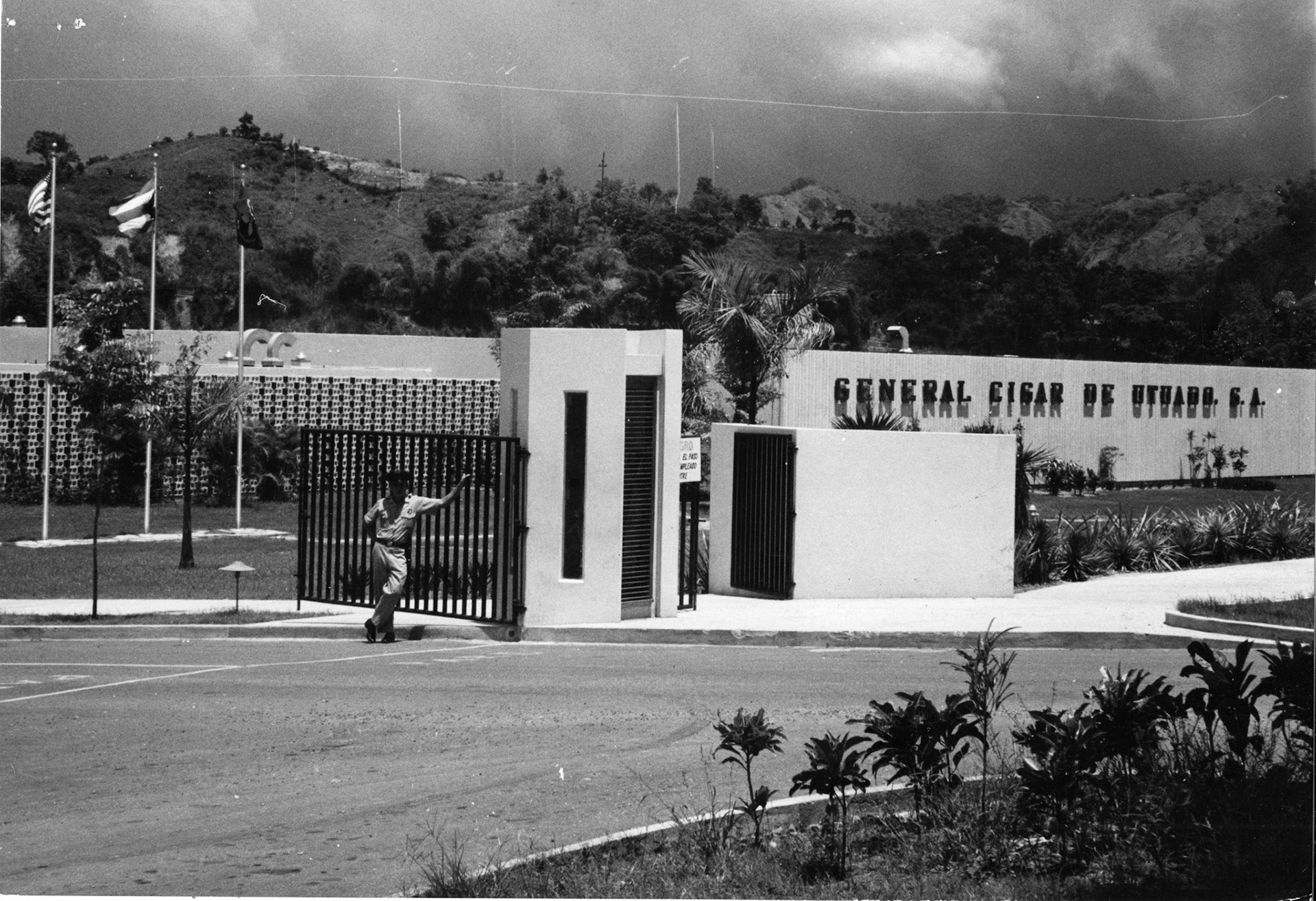 Edificio de la fábrica General Cigar de Utuado, S.A.Septiembre 13, 1965