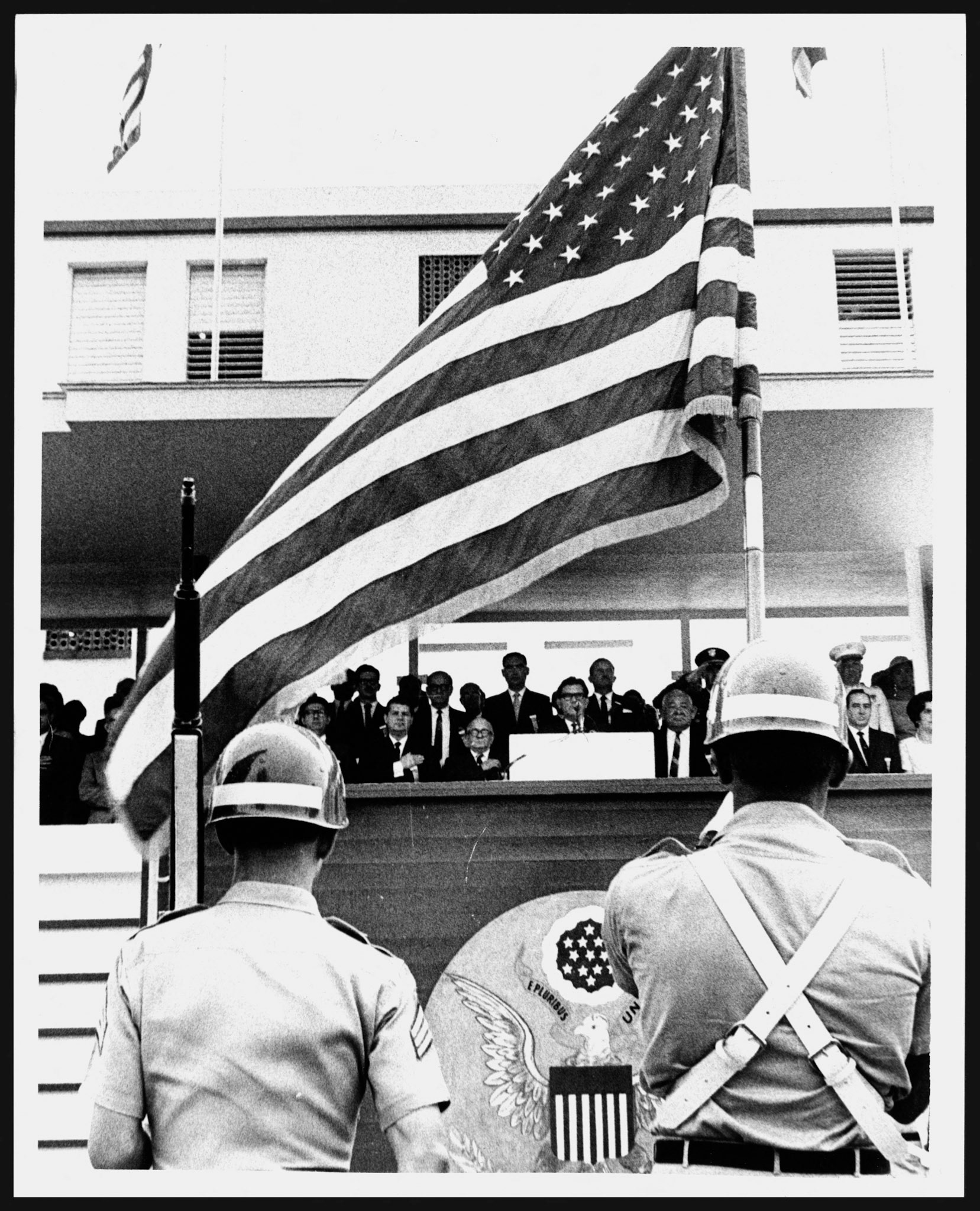 Soldados frente al templete donde se observa  al Gobernador Roberto Sánchez Vilella, con motivo de la celebración del 4 de julio.1967