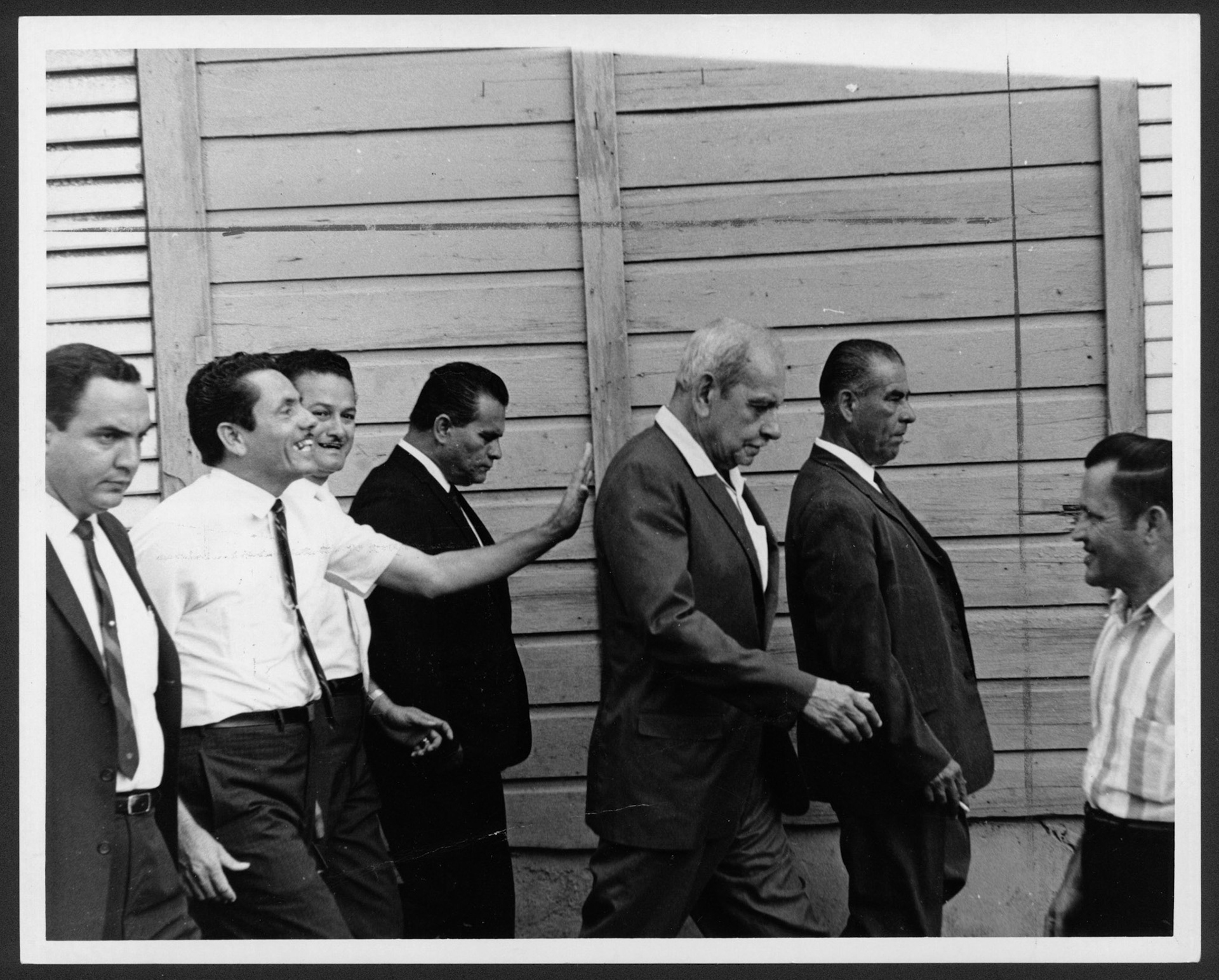 Correligionario dándole una palmada en la espalda a senador Muñoz Marín durante recorrido por Guaynabo con el alcalde.Julio 23, 1967