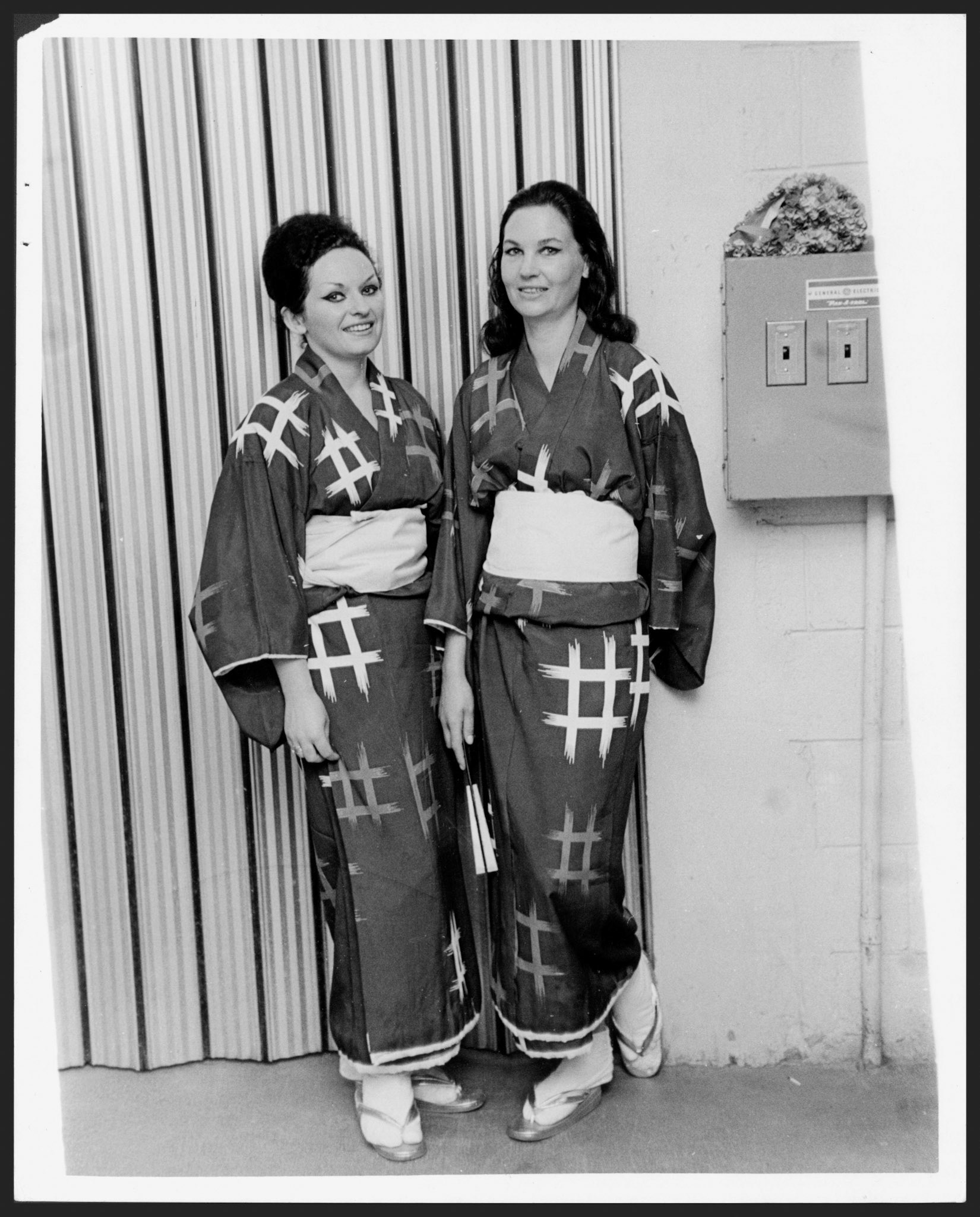 Chicas modelando en kimonos durante espectáculo de Festival Acuático en el Hiram Bithorn.Abril 27, 1964