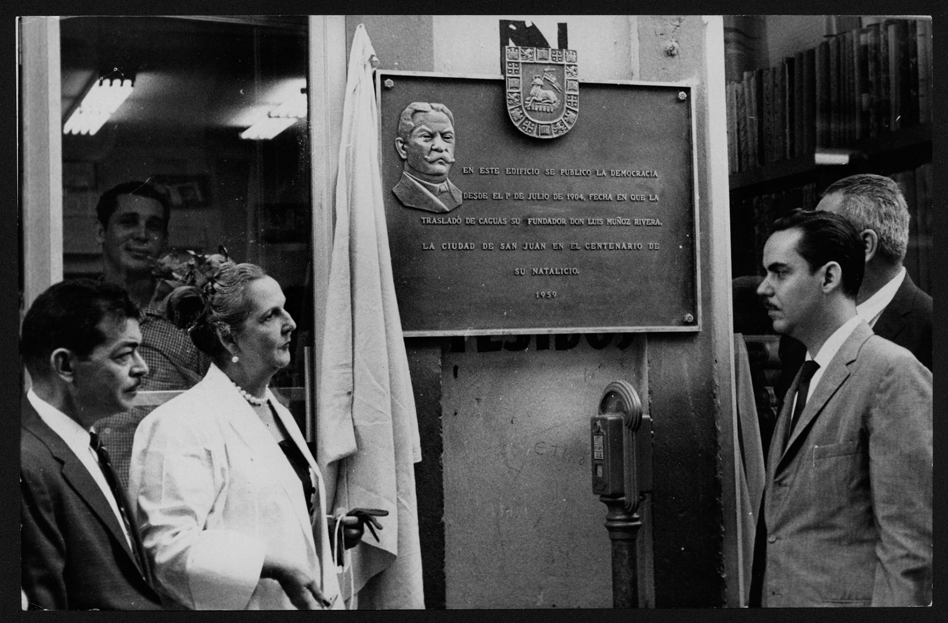 Develación de tarja en el edificio del periódico La Democracia.Octubre 15, 1959