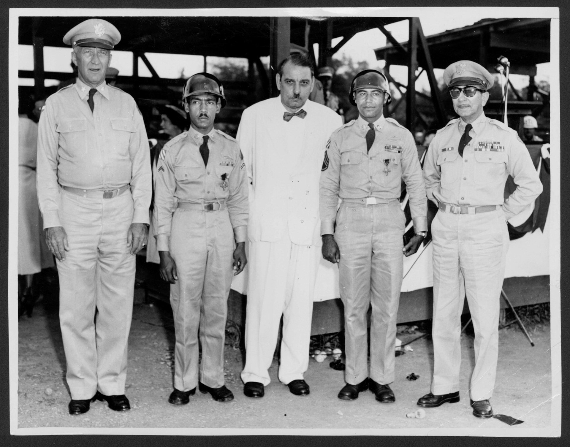 Gobernador Muñoz Marín y autoridades militares posando junto a dos héroes boricuas de Guerra de Corea.Campamento Tortuguero, Vega Baja.Enero 30, 1952